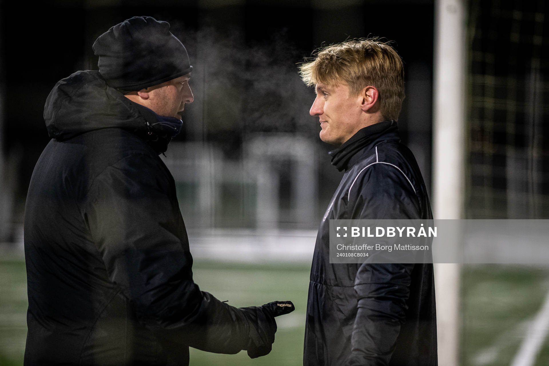 Målvaktstränare Thomas Kozma och målvakt Svante Hildeman under en gemensam fotbollsträning med Landskronas herr- och damlag den 8 januari 2024 i Landskrona.