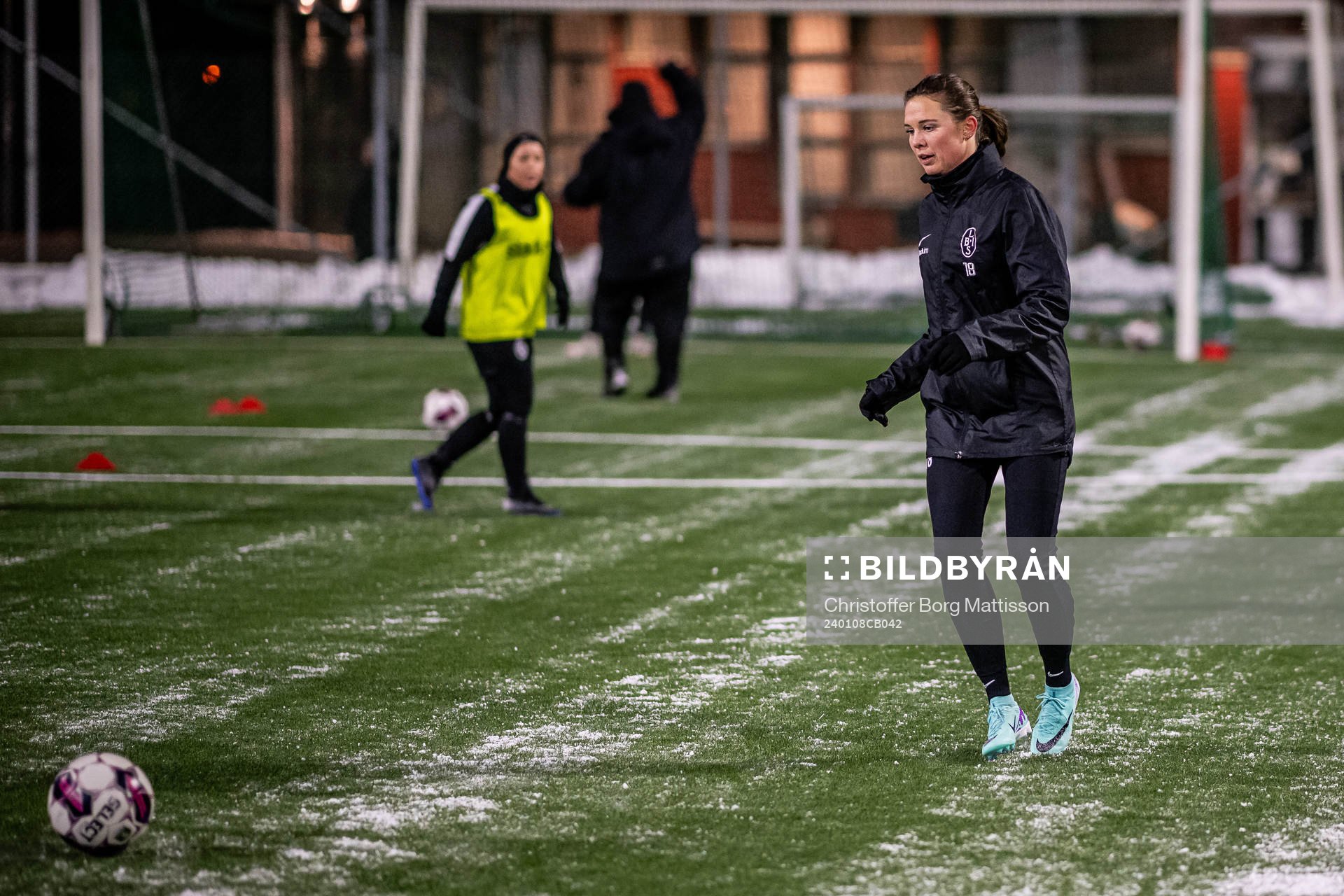 Spelare under en gemensam fotbollsträning med Landskronas herr- och damlag den 8 januari 2024 i Landskrona. 