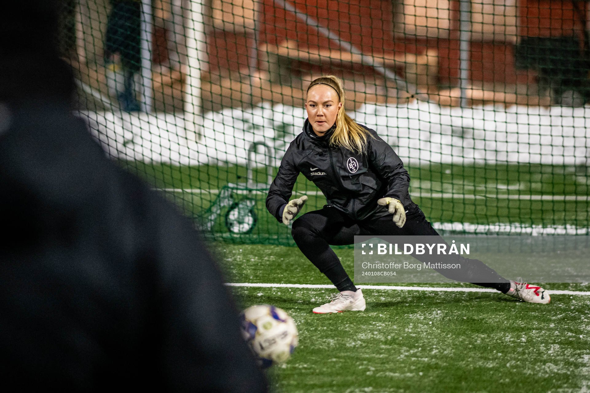Målvakt under en gemensam fotbollsträning med Landskronas herr- och damlag den 8 januari 2024 i Landskrona. 
