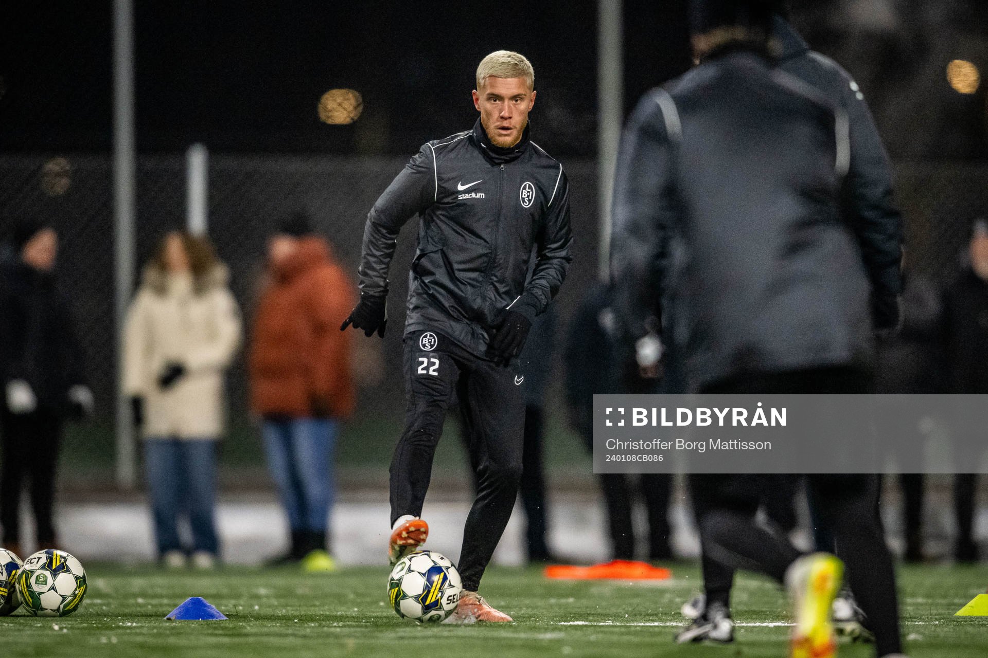 Rasmus Wendt under en gemensam fotbollsträning med Landskronas herr- och damlag den 8 januari 2024 i Landskrona. 