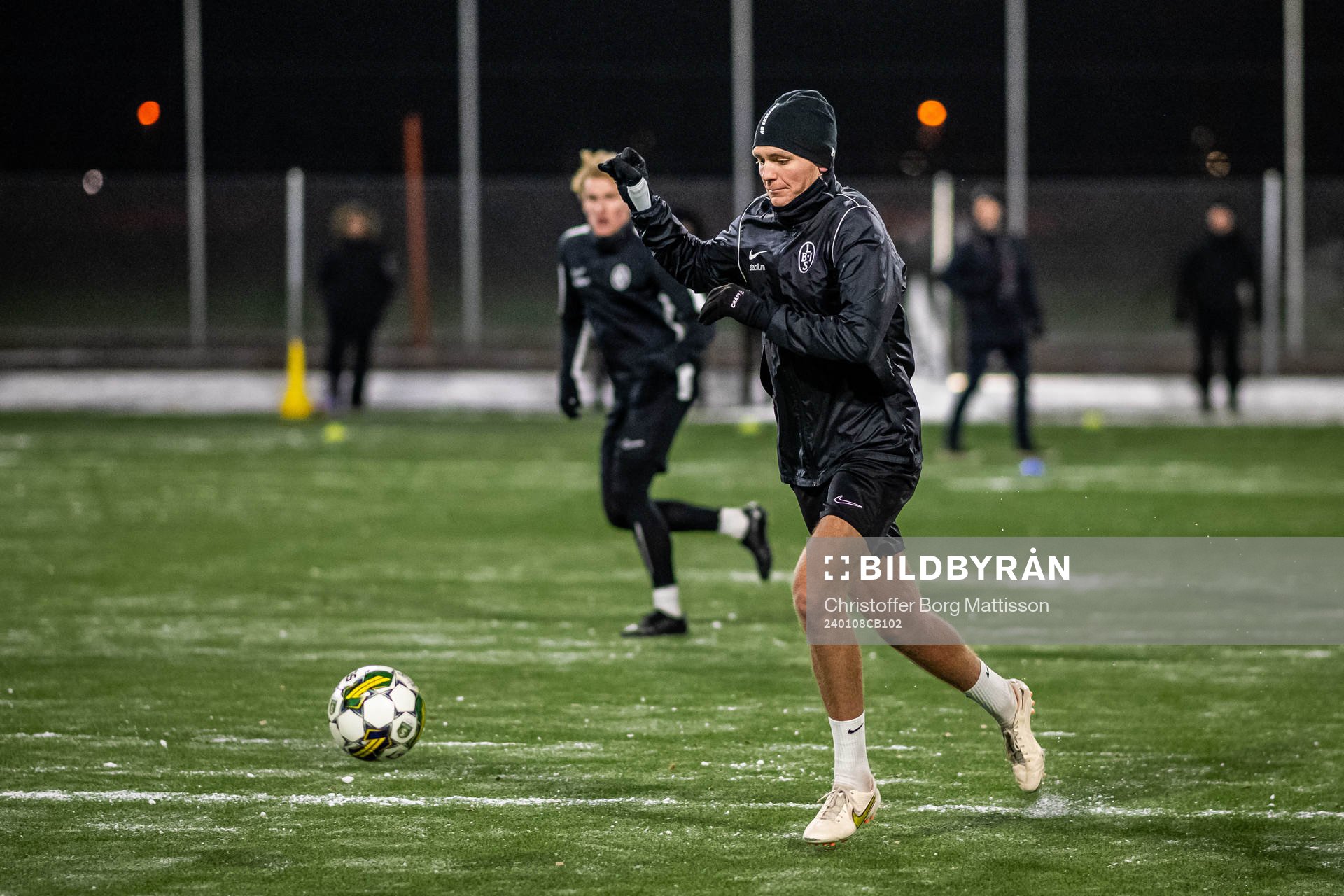 Melker Jonsson under en gemensam fotbollsträning med Landskronas herr- och damlag den 8 januari 2024 i Landskrona. 