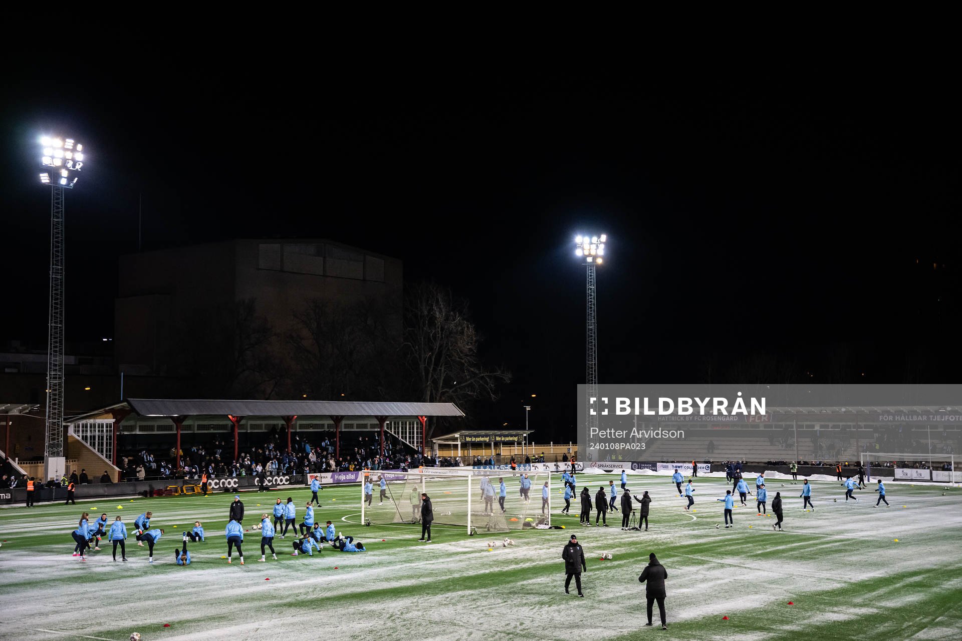 Vy över en gemensam fotbollsträning med Malmö FFs herr och damlag den 8 januari 2024 i Malmö. 