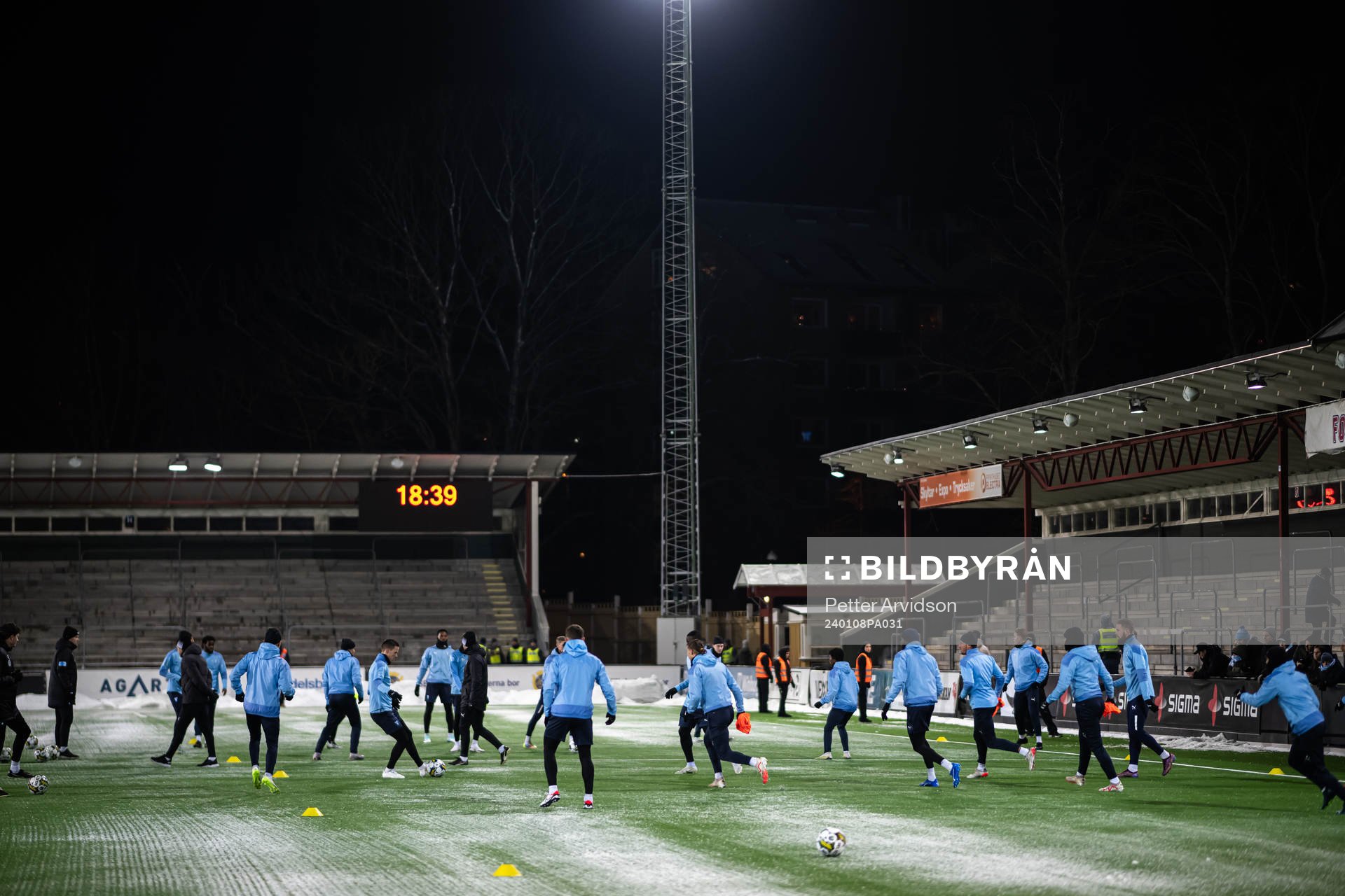 Spelarna framför tomma läktare under en gemensam fotbollsträning med Malmö FFs herr och damlag den 8 januari 2024 i Malmö. 