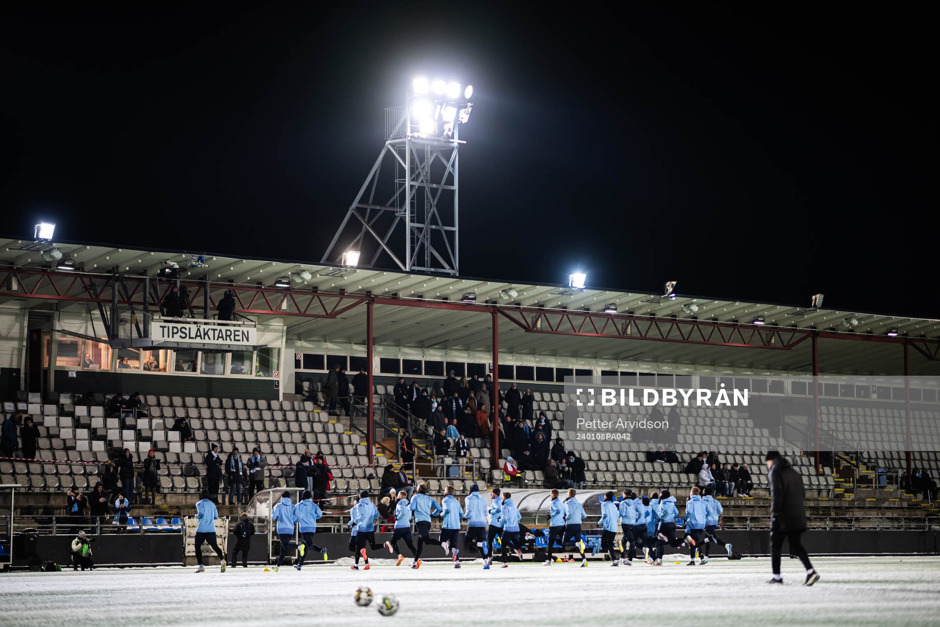 Vy över en gemensam fotbollsträning med Malmö FFs herr