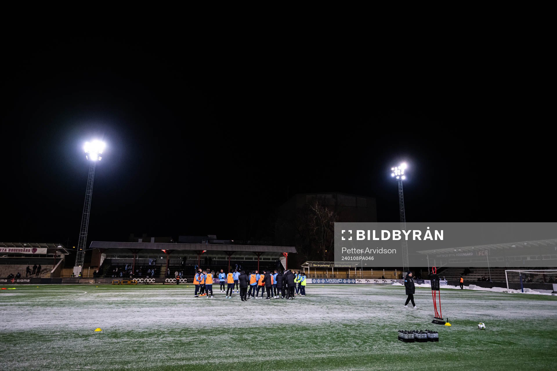 Vy över en gemensam fotbollsträning med Malmö FFs herr