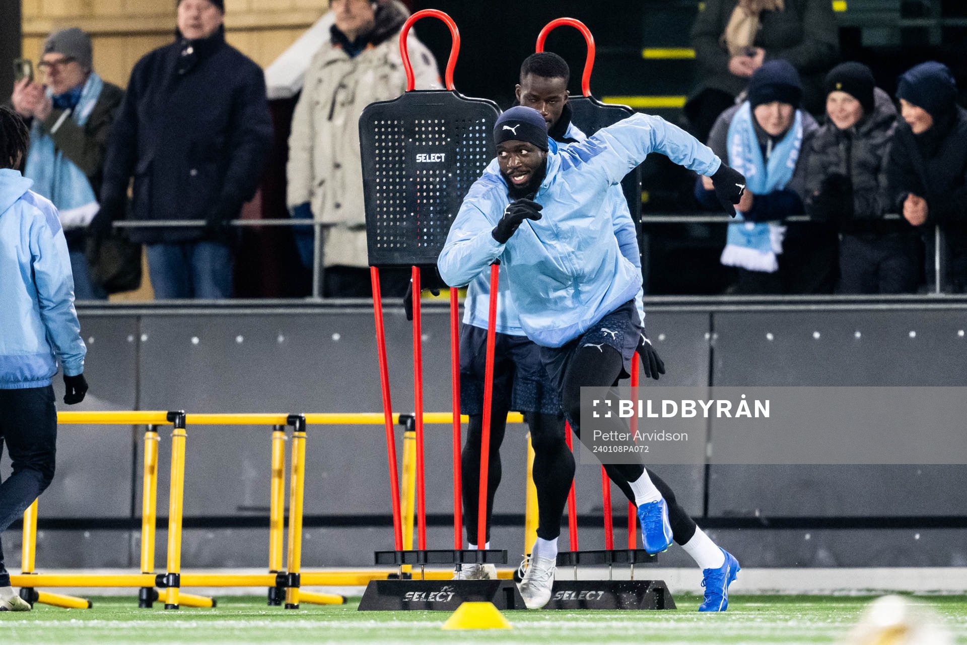 Mahame Siby under en gemensam fotbollsträning med Malmö FFs herr och damlag den 8 januari 2024 i Malmö. 