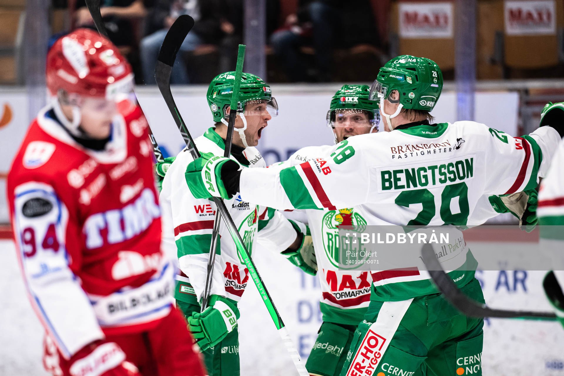 Rögles Daniel Zaar jublar med lagkamraterna