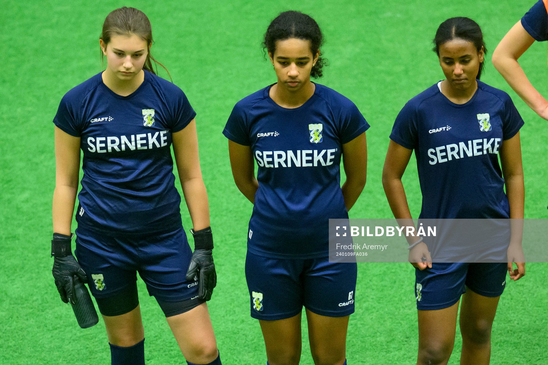 Målvakt Lisa Davidsson, Josan Semere Melake och Saron Berhe under en träning med IFK Göteborgs damlag den 9 januari 2024 i Göteborg. 
