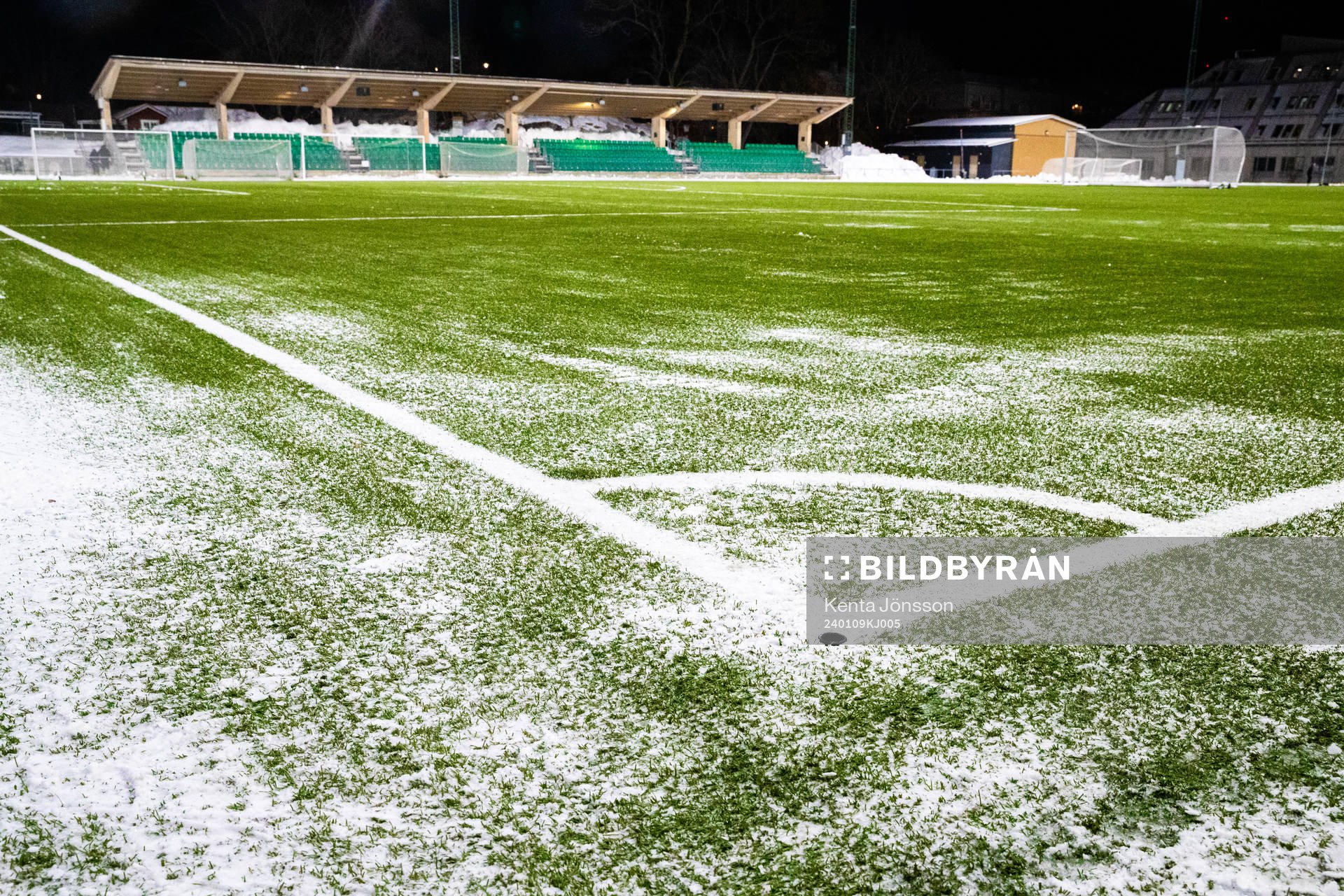 Snö på konstgräsmattan på Hammarby IP