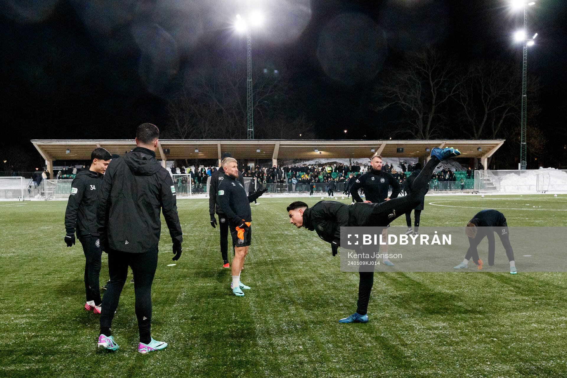 Herrlaget värmer upp under en gemensam fotbollsträning med Hammarbys herr- och damlag den 9 januari 2024 i Stockholm. 