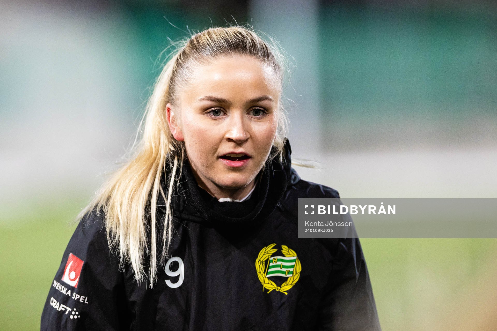 Anna Jøsendal under en gemensam fotbollsträning med Hammarbys herr- och damlag den 9 januari 2024 i Stockholm. 
