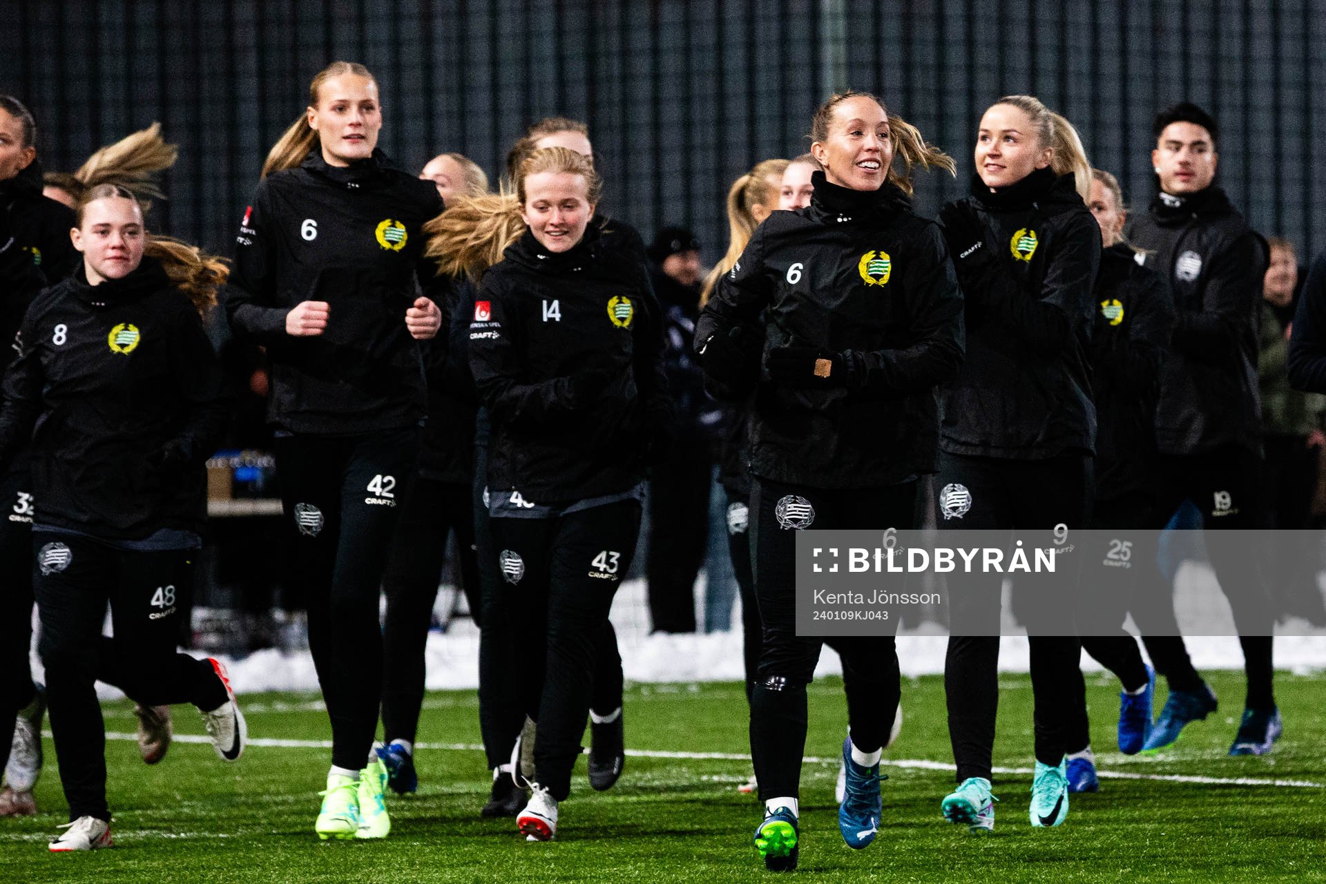 Ebba Lilliehöök, Julia Roddar och Anna Jøsendal med lagkamrater under en gemensam fotbollsträning med Hammarbys herr- och damlag den 9 januari 2024 i Stockholm.