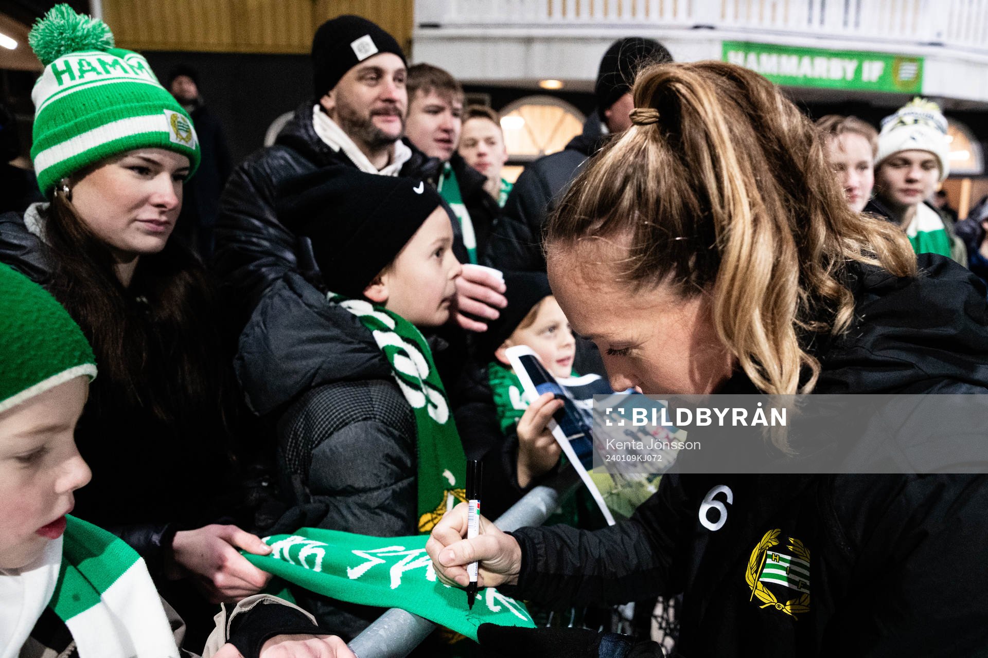 Julia Roddar skriver autografer