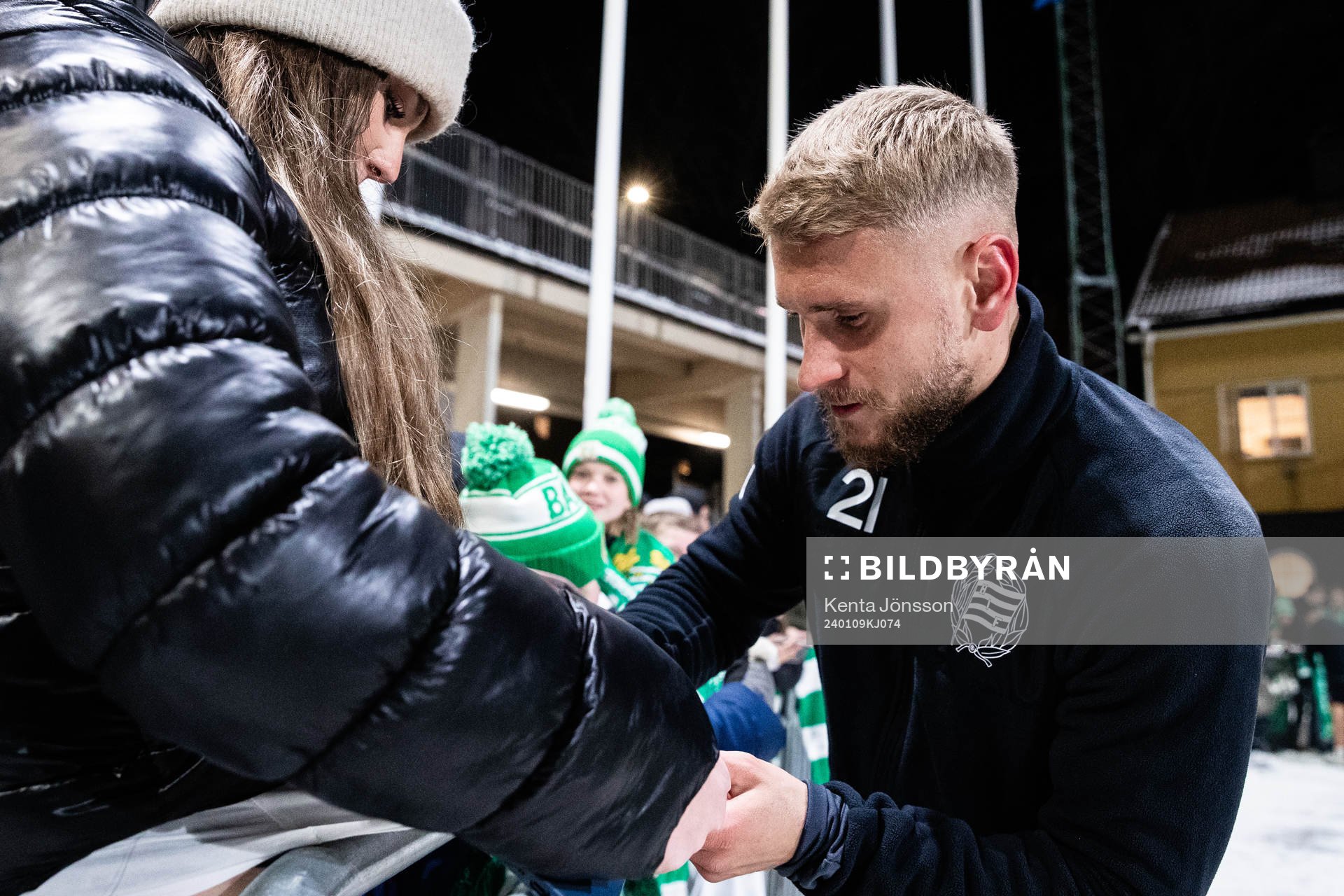 Simon Strand skriver autografer