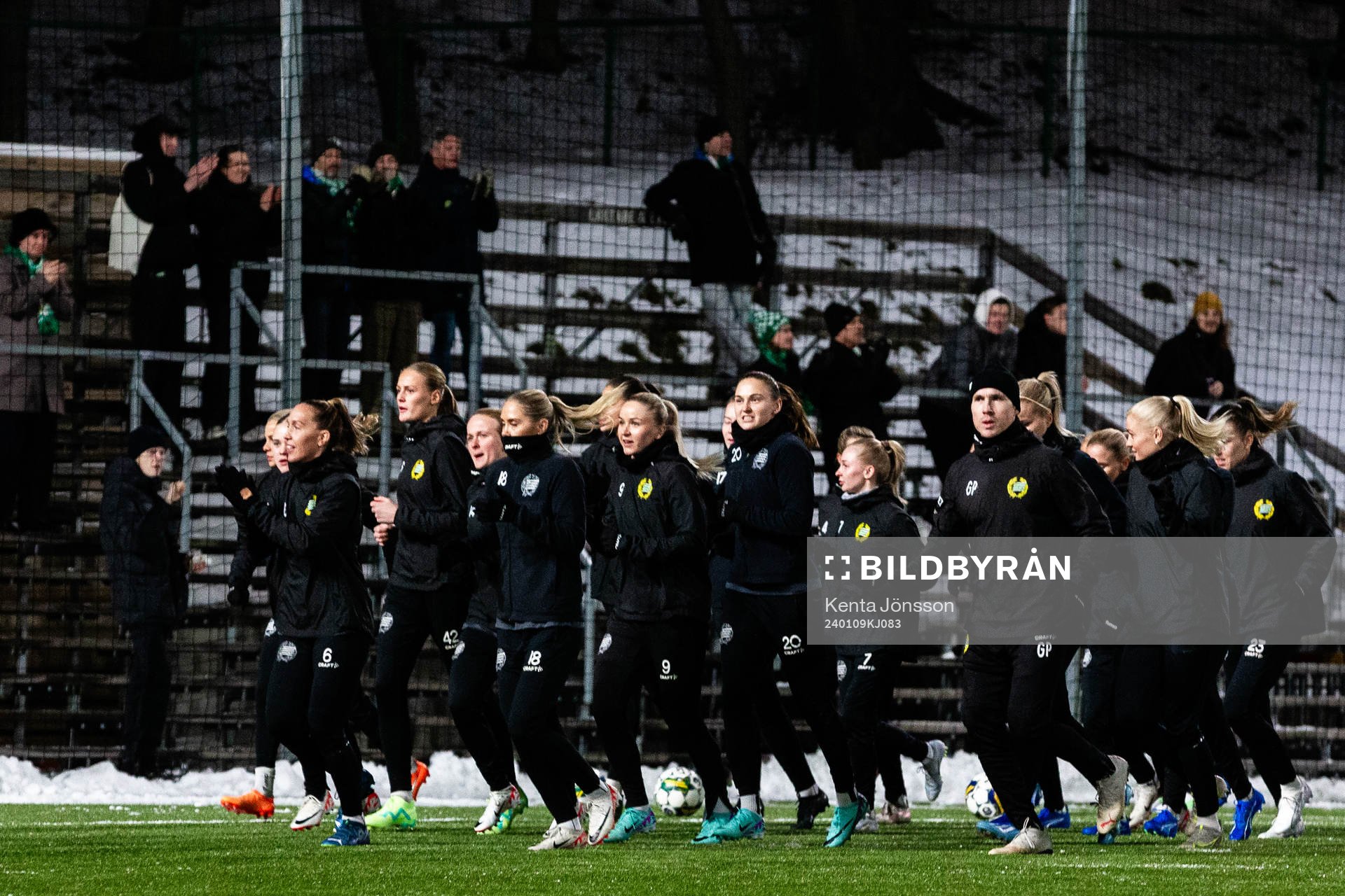 Hammarbys spelare under en gemensam fotbollsträning med Hammarbys herr- och damlag den 9 januari 2024 i Stockholm. 