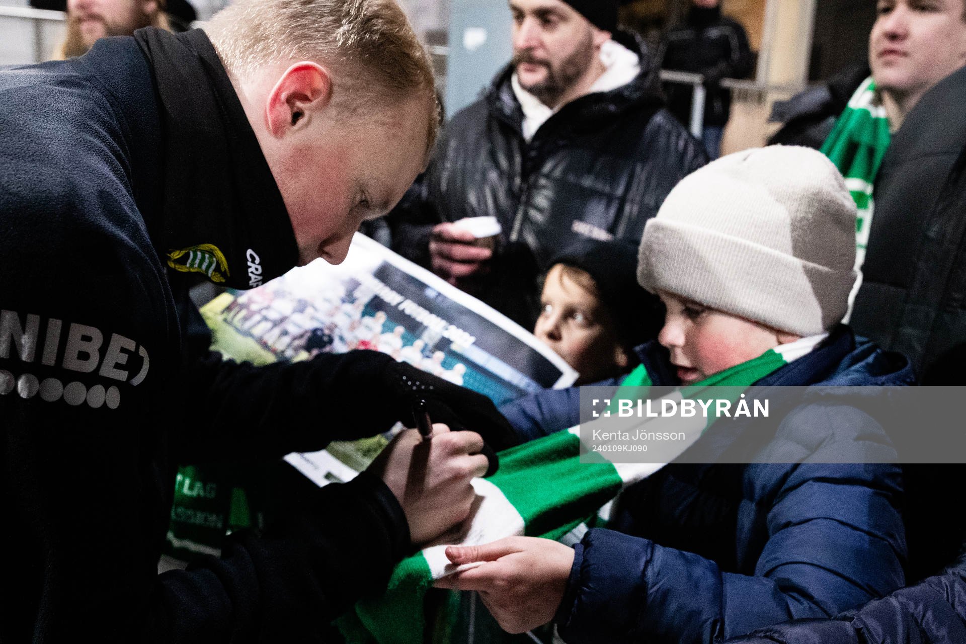 Marcus Rafferty skriver autografer