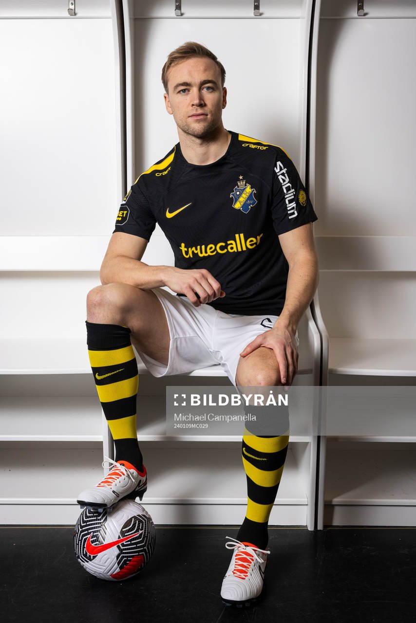 Martin Ellingsen poserar för ett porträtt i samband med att han presenteras som nyförvärv av AIK den 9 januari 2024 i Stockholm.