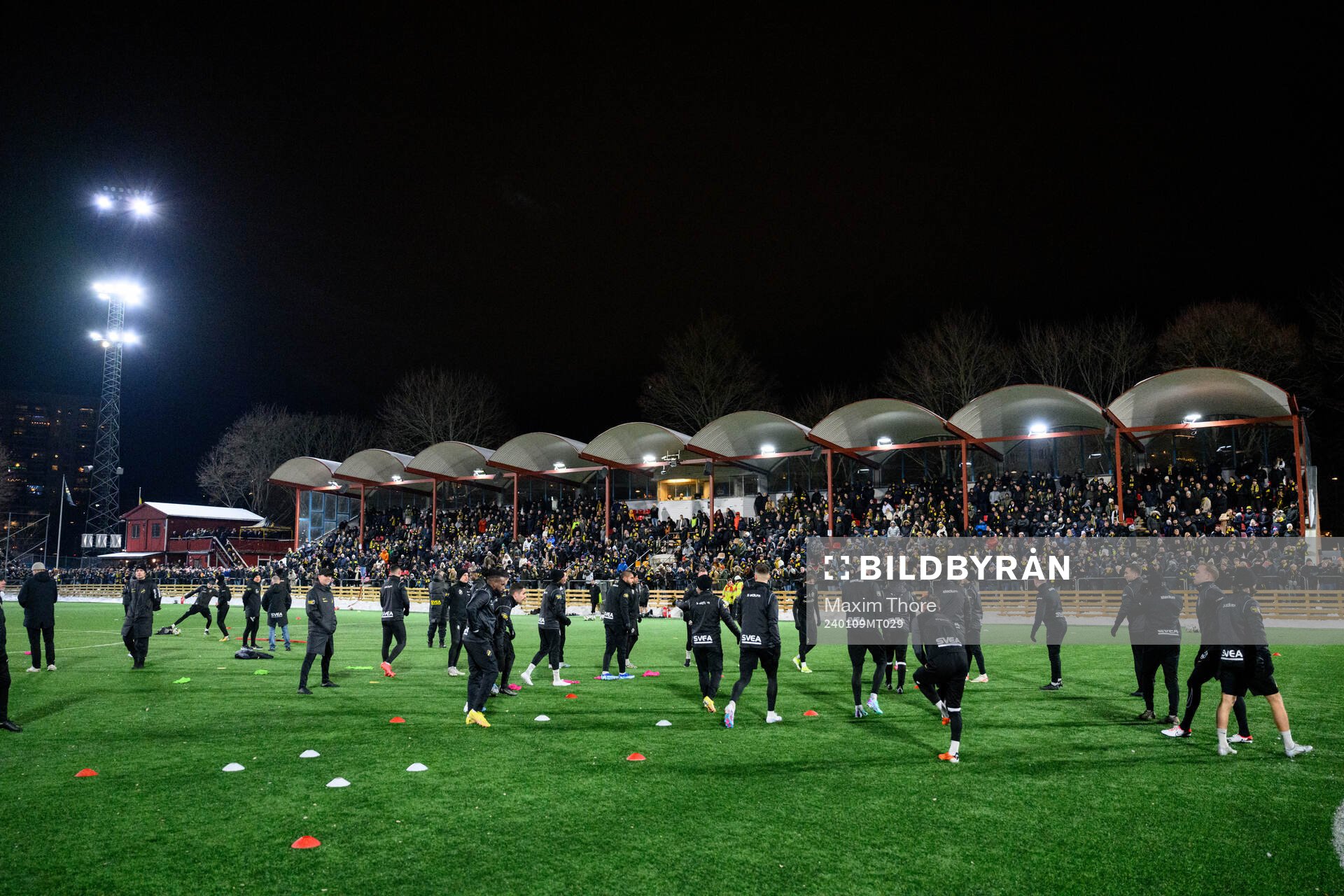 Spelarna värmer upp under en gemensam fotbollsträning med AIK den 9 januari 2024 i Stockholm. 