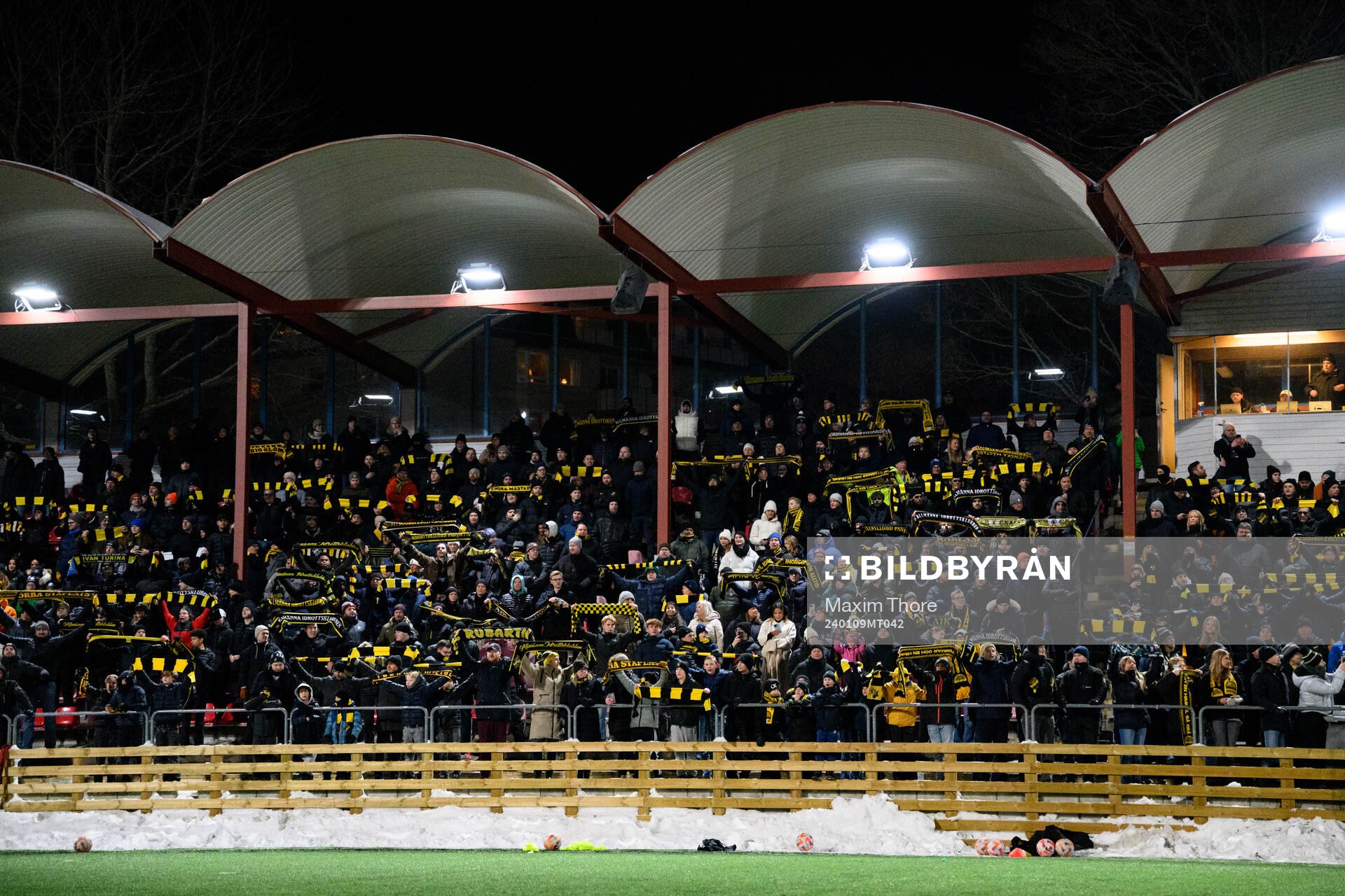 Supportrar på läktaren
