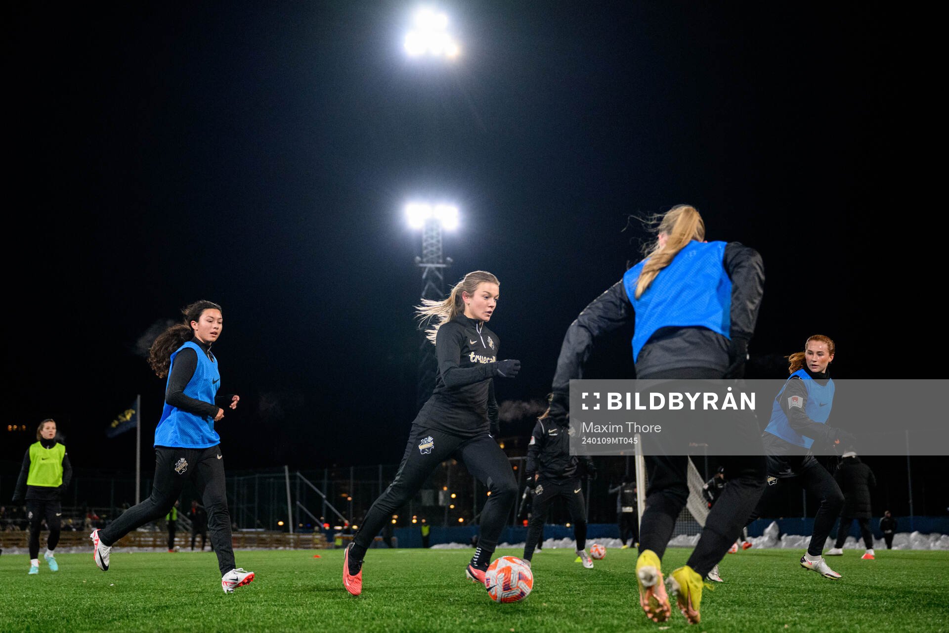 Damlaget under en gemensam fotbollsträning med AIK den 9 januari 2024 i Stockholm. 