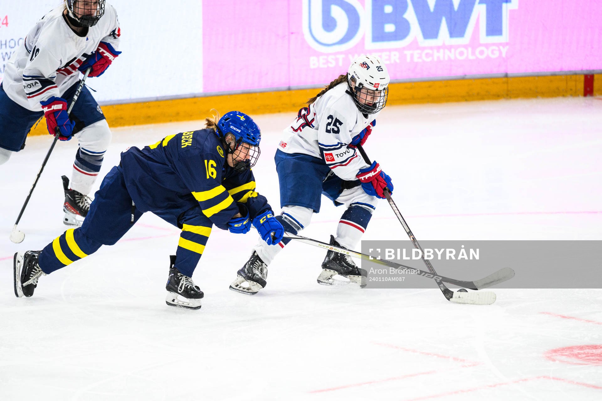 Emilia Bergeby Hallbeck of Sweden and Molly Boyle of USA