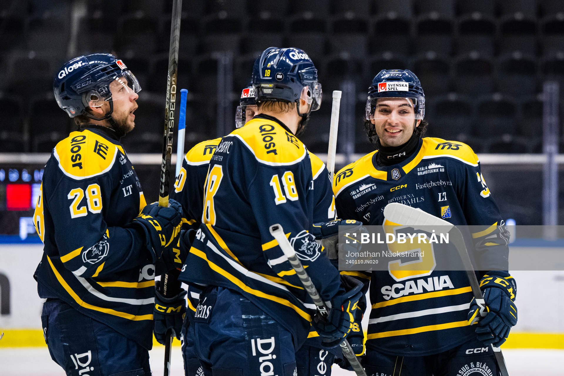 Södertäljes Stelio Mattheos jublar med lagkamrater