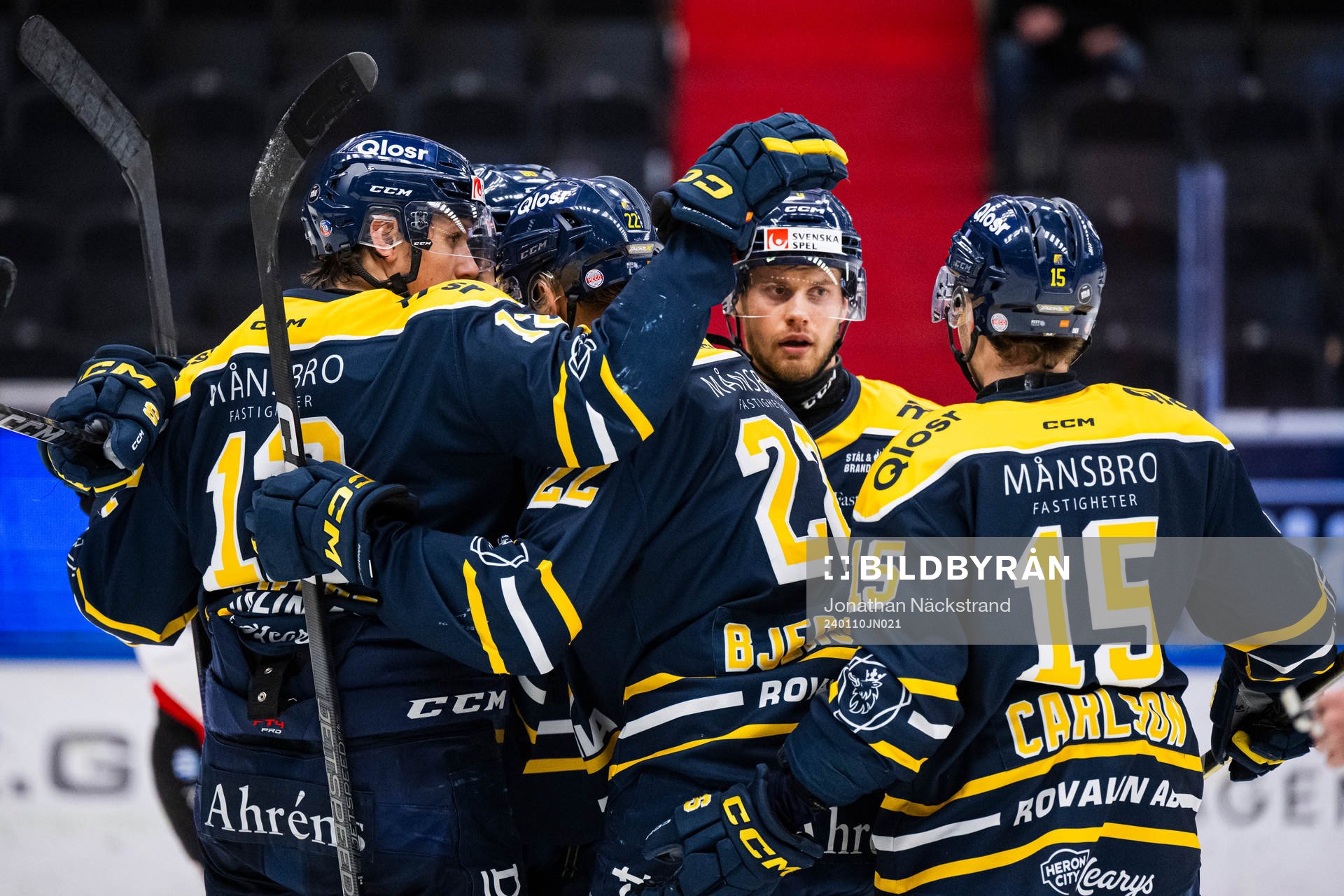 Södertäljes Jacob Bjerselius jublar med lagkamrater
