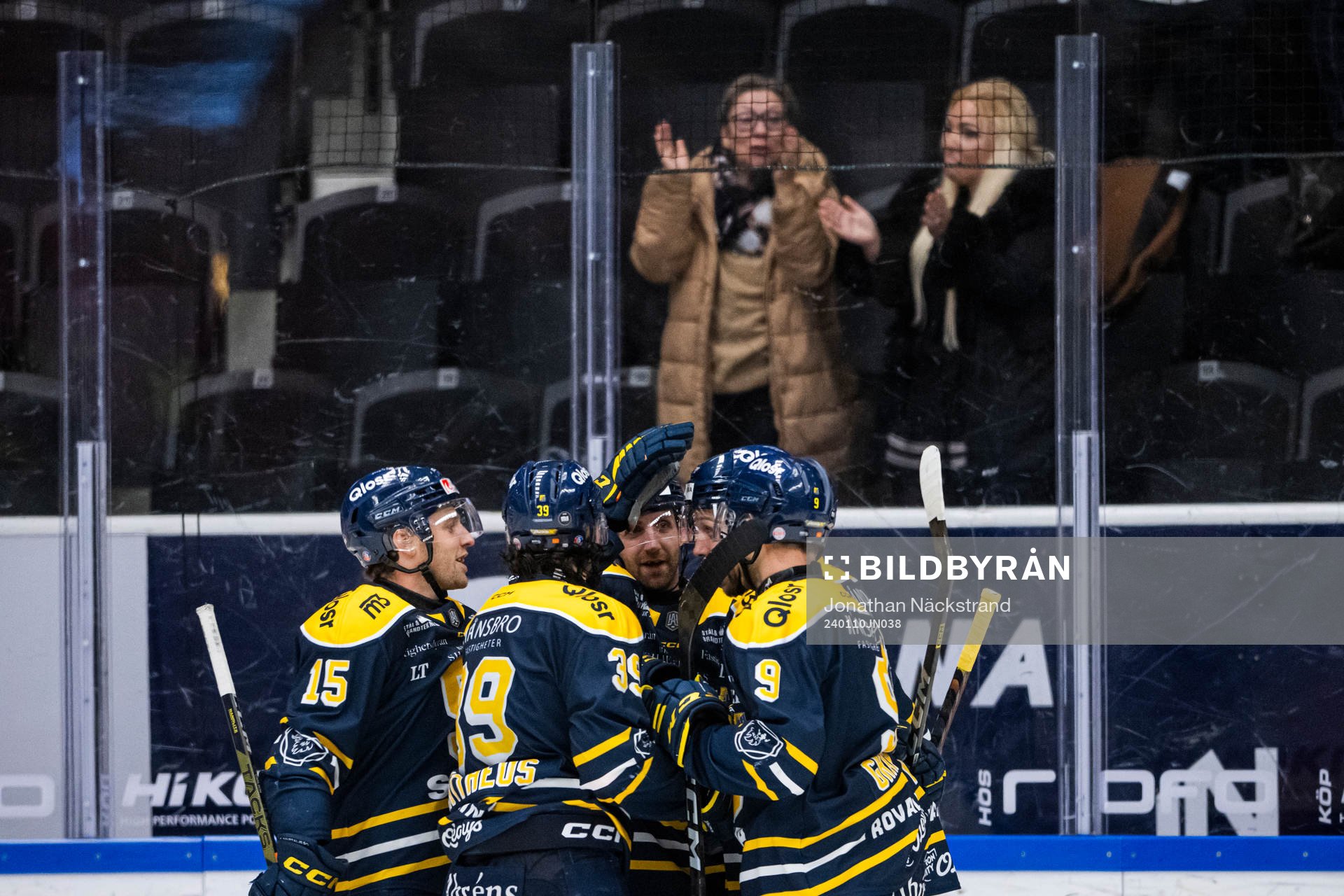 Södertäljes Emil Alba jublar med lagkamrater