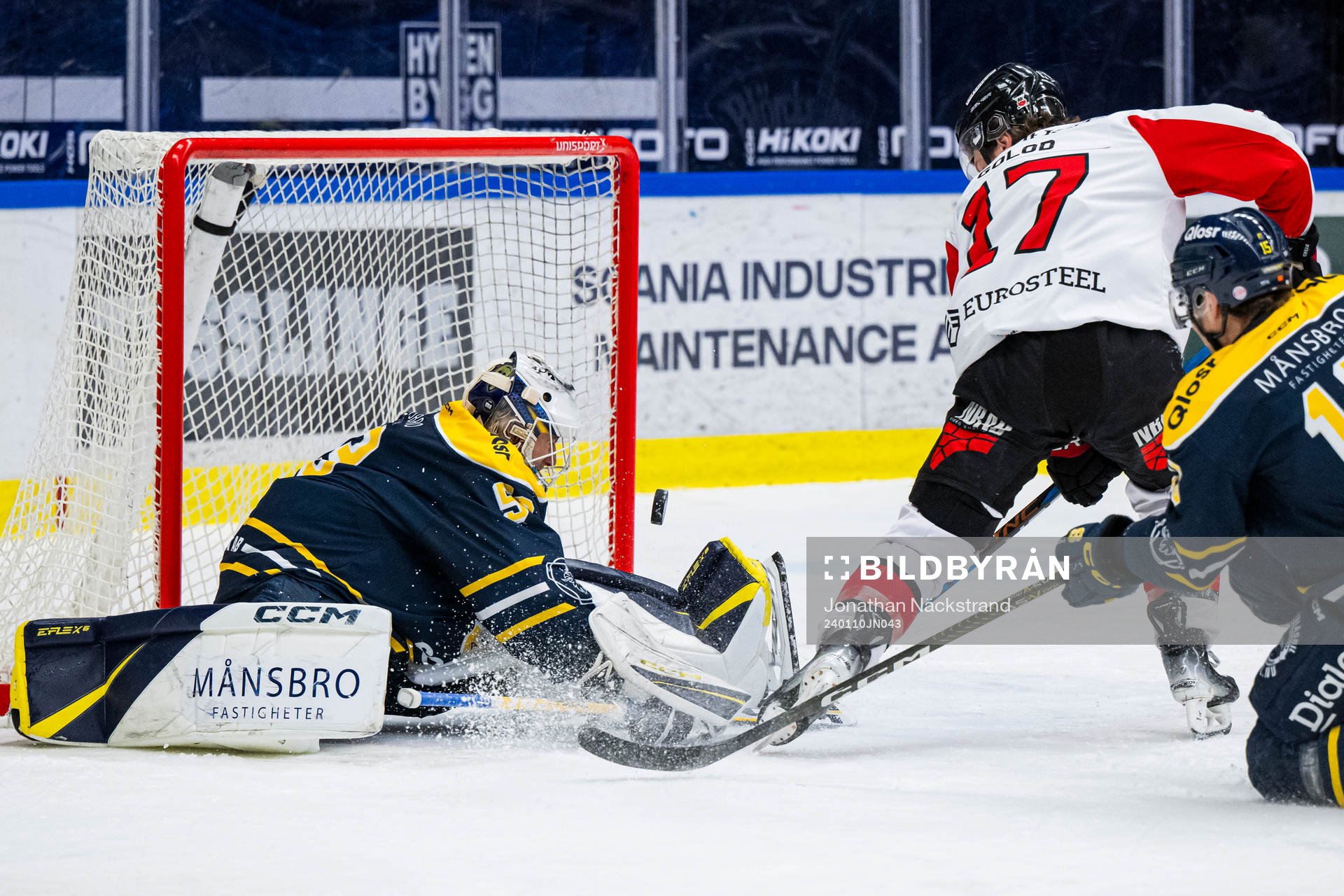 Södertäljes målvakt Claes Endre och Nybros Maxim Golod
