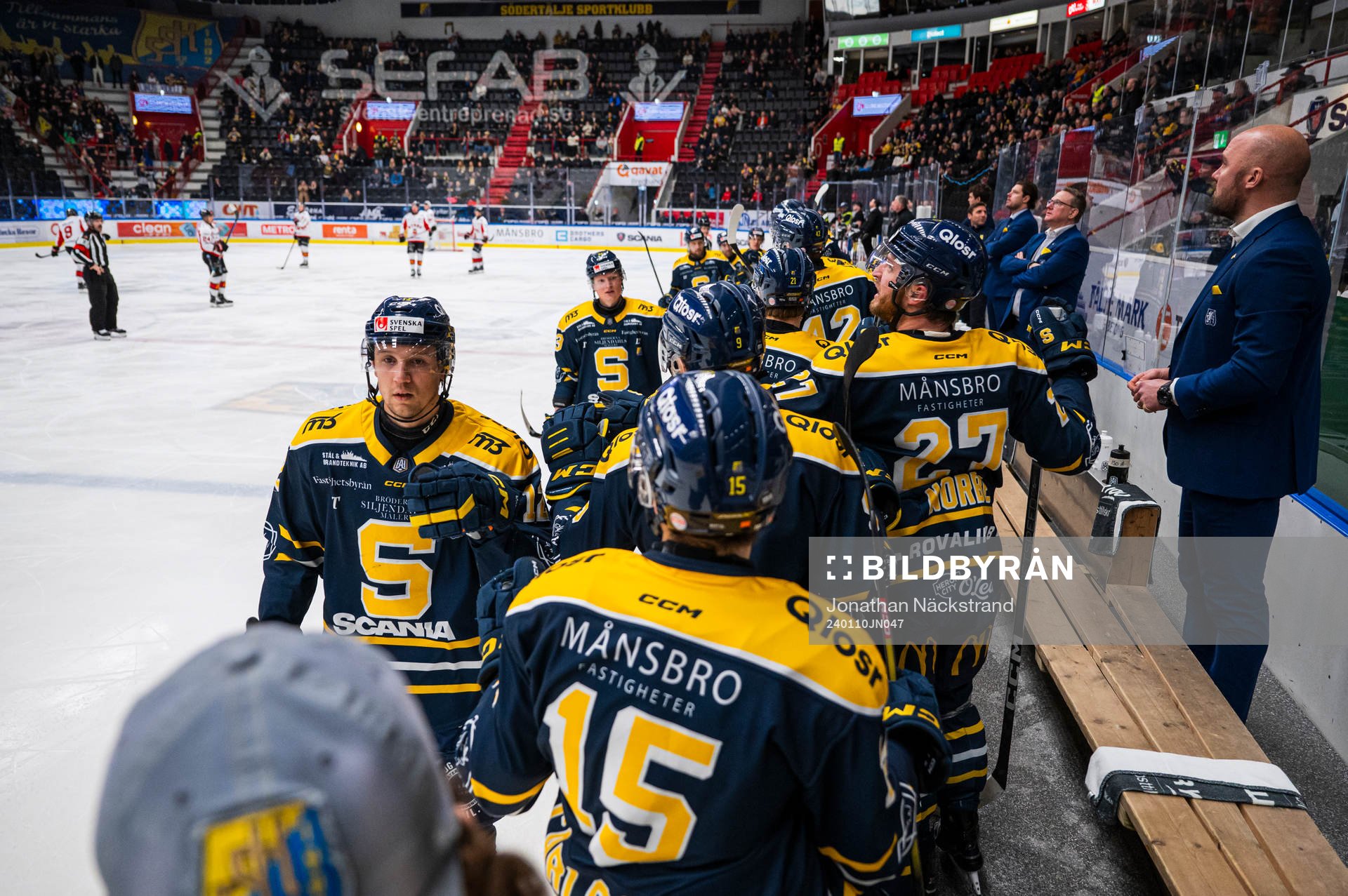 Södertäljes Viktor Liljegren jublar med lagkamrater