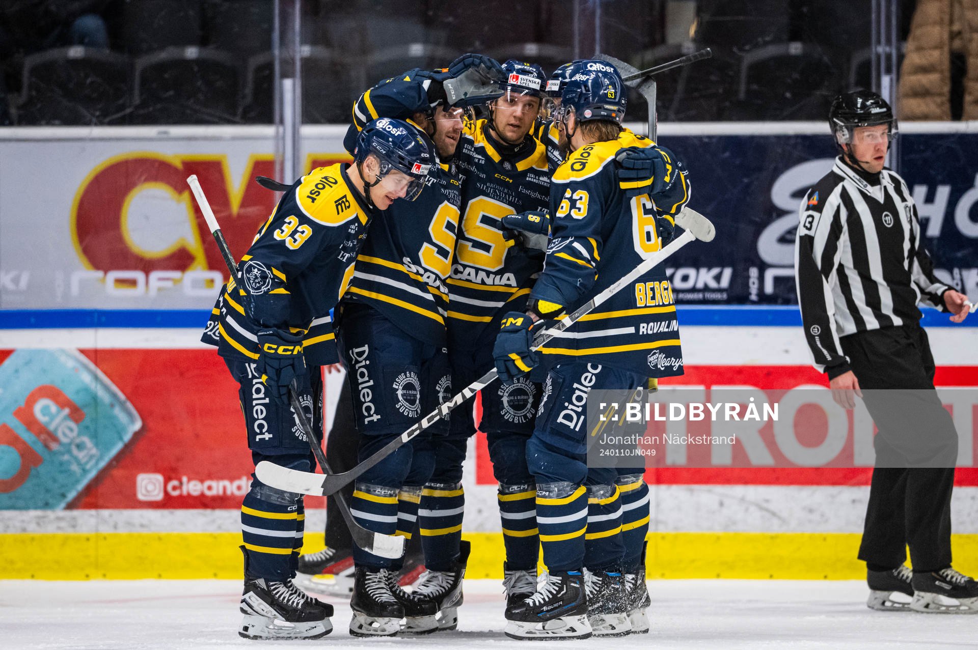 Södertäljes Viktor Liljegren jublar med lagkamrater