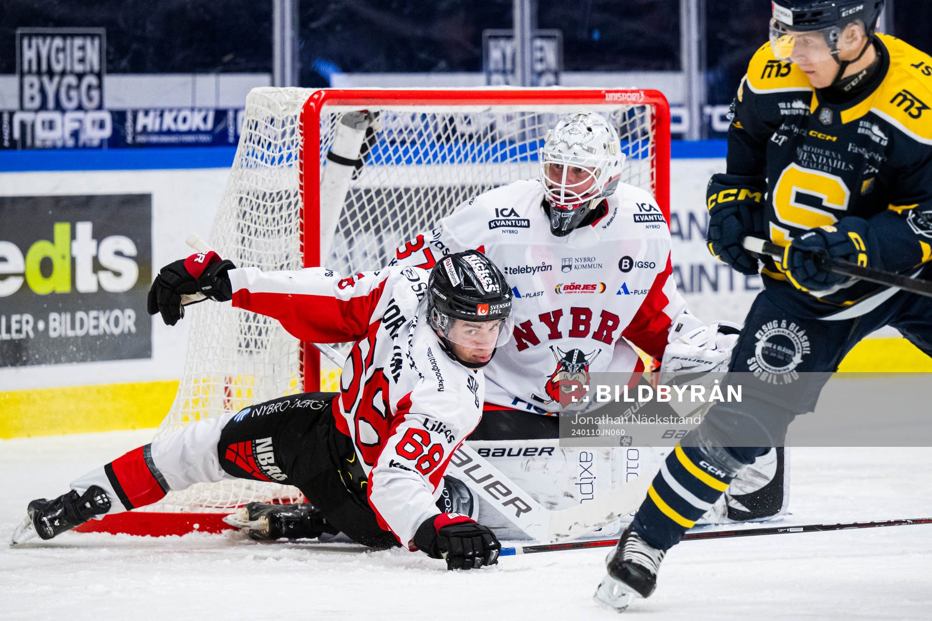 Nybros Theo Nordlund och målvakt Robin Johansson