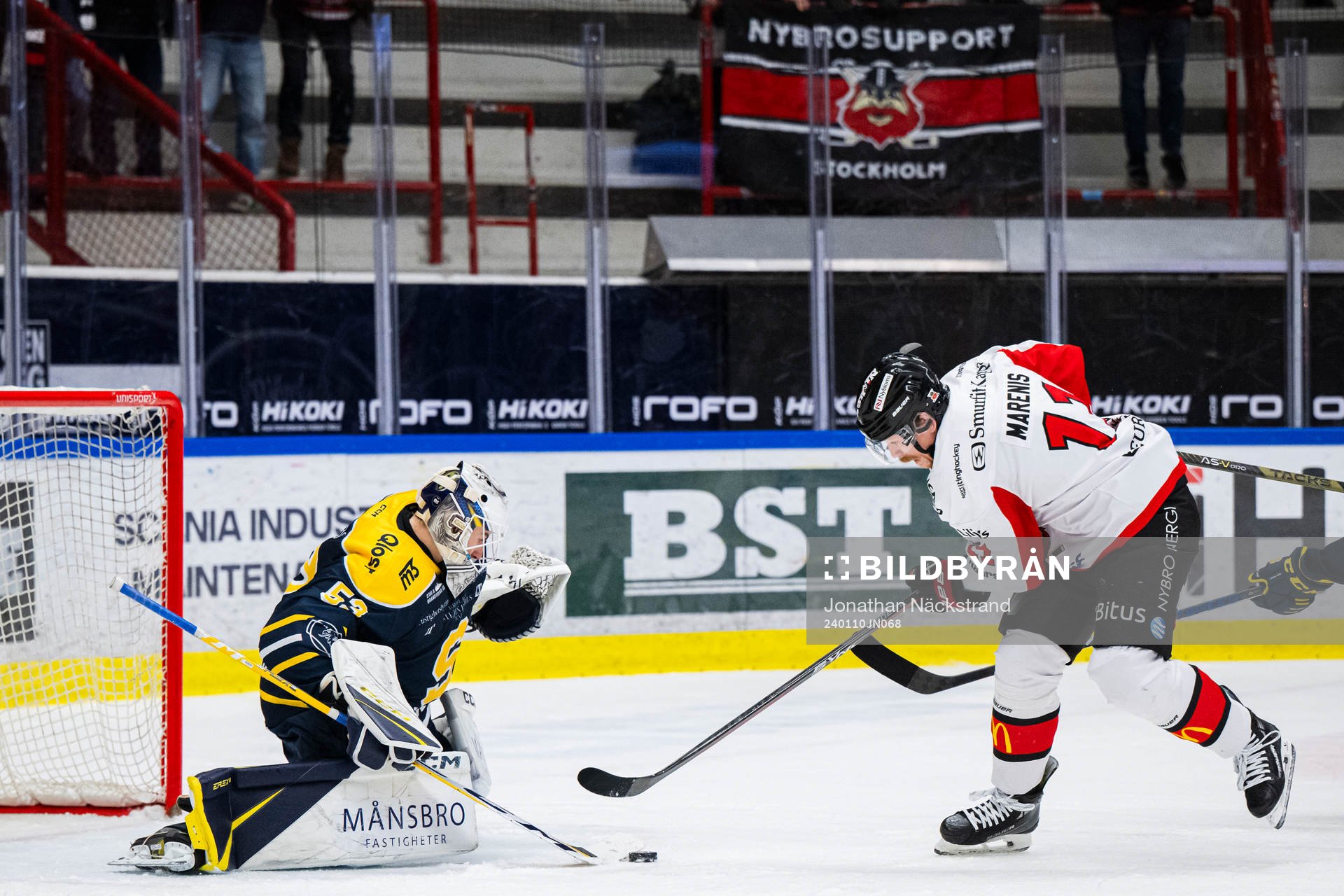 Nybros Rihards Marenis och Södertäljes målvakt Claes