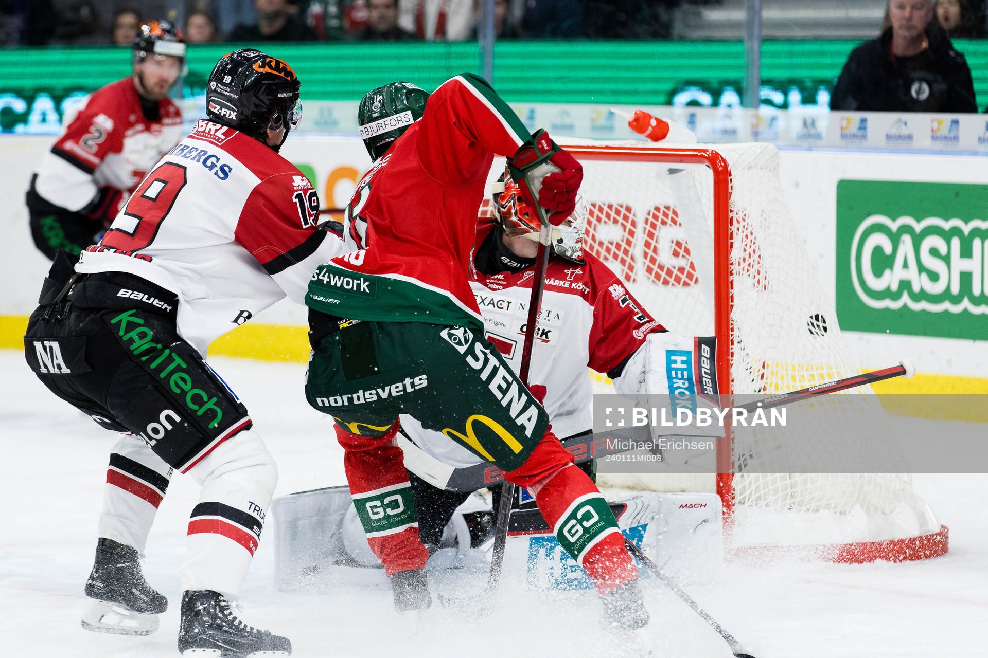 Frölundas Erik Borg gör 2-0 bakom Örebros Jonas Arntzen