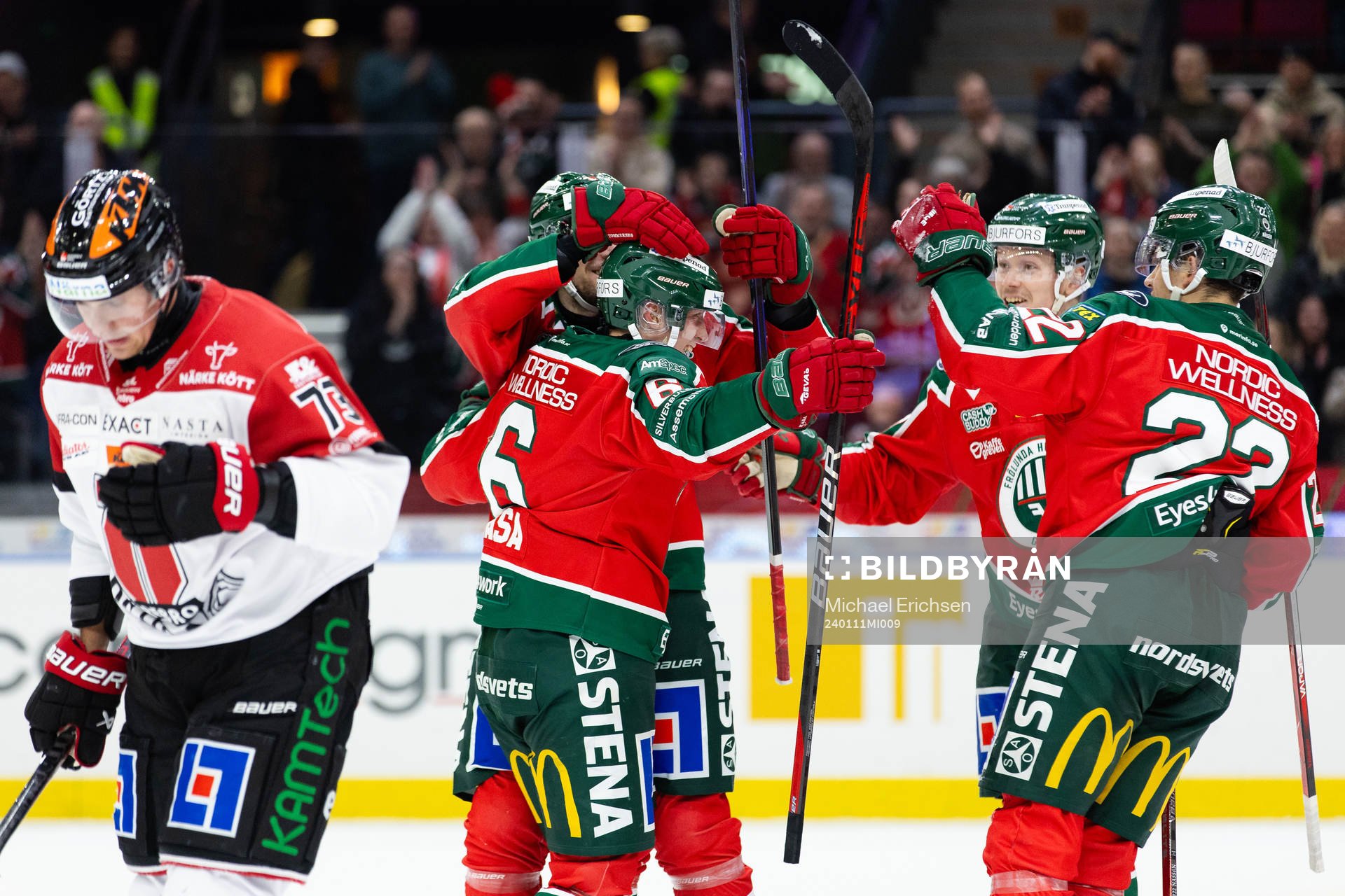 Frölundas Filip Hasa jublar med lagkamrater