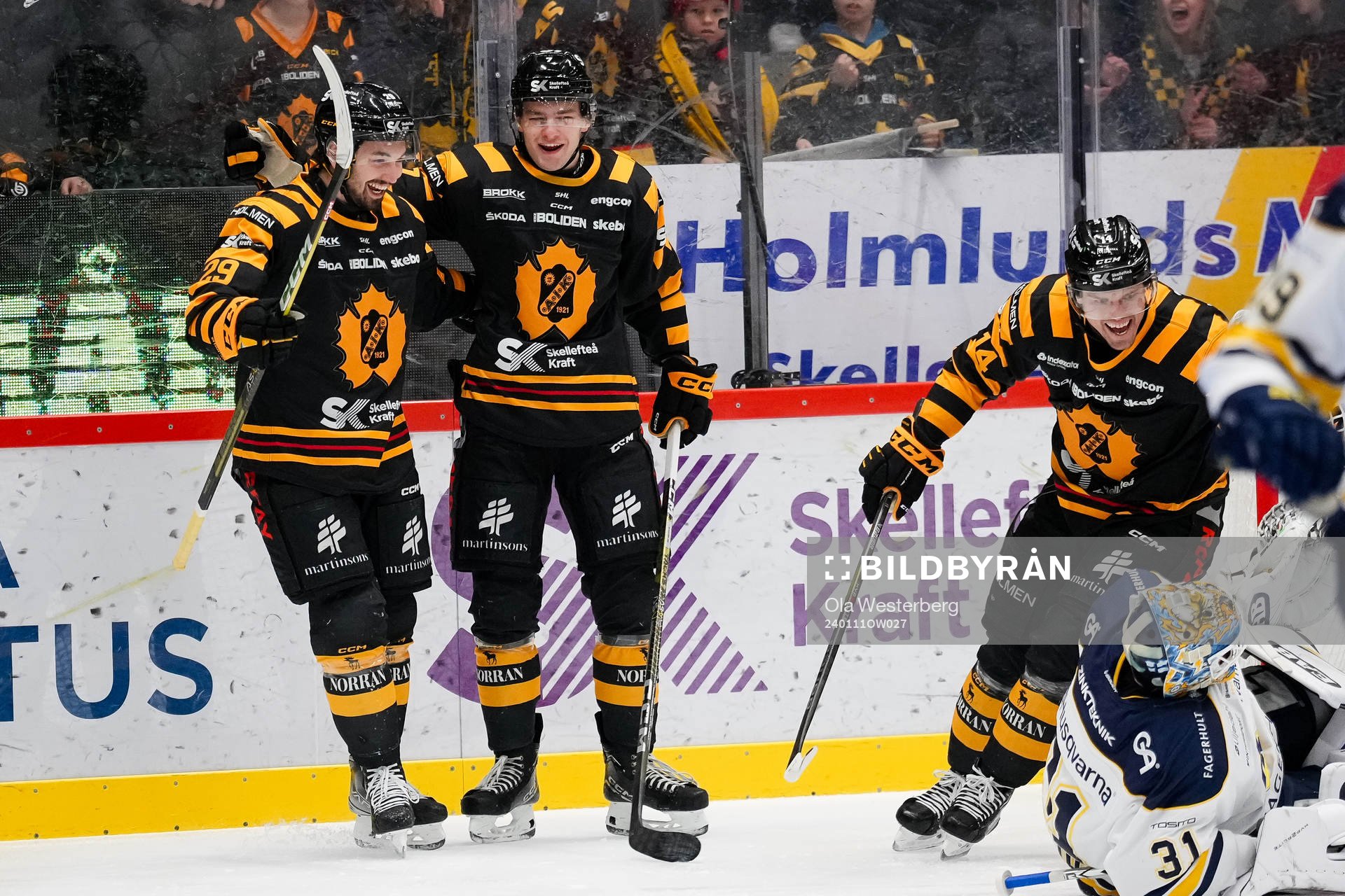 Skellefteås Dylan Sikura och Frans Haara jublar