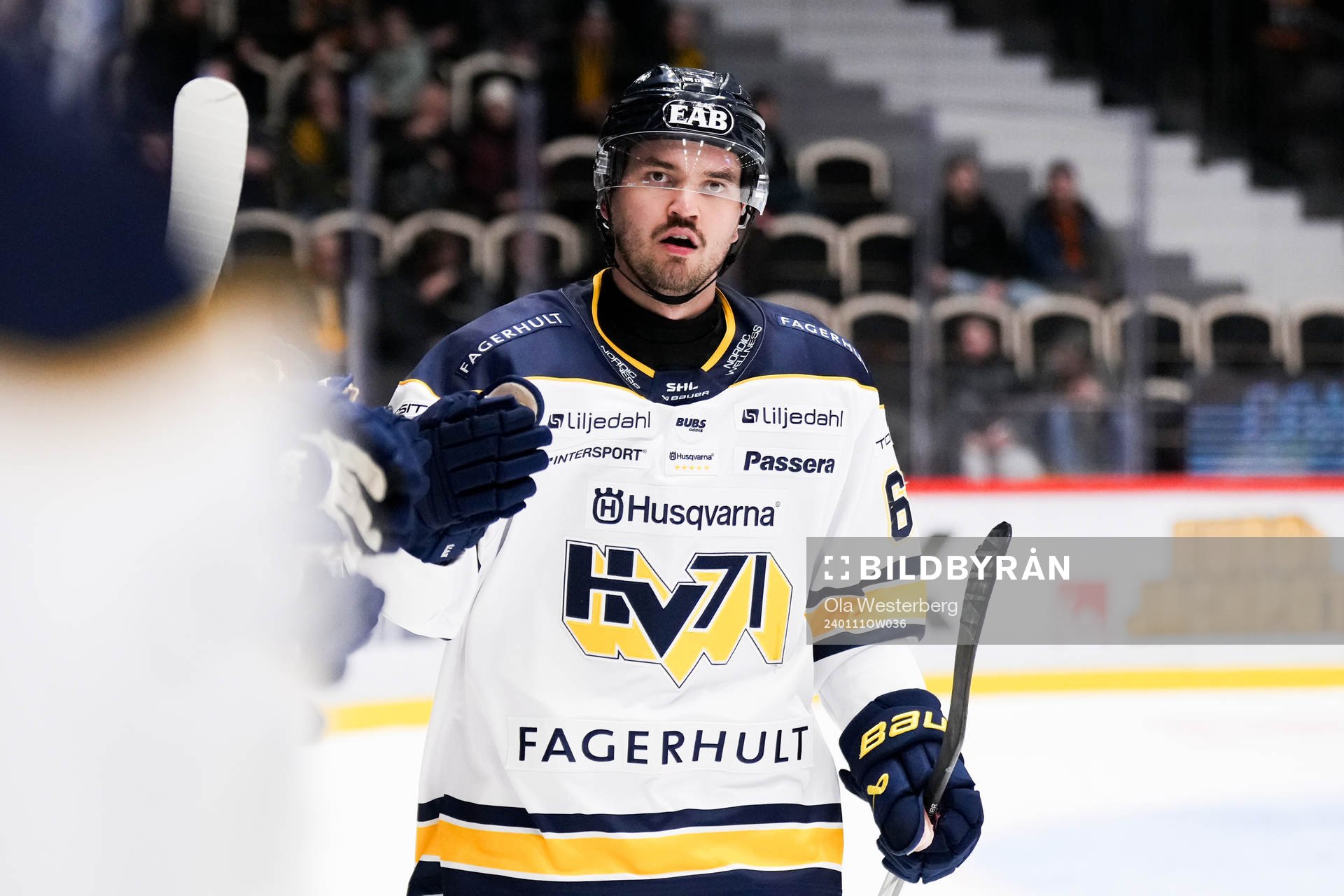 HV71s Oliwer Kaski jublar