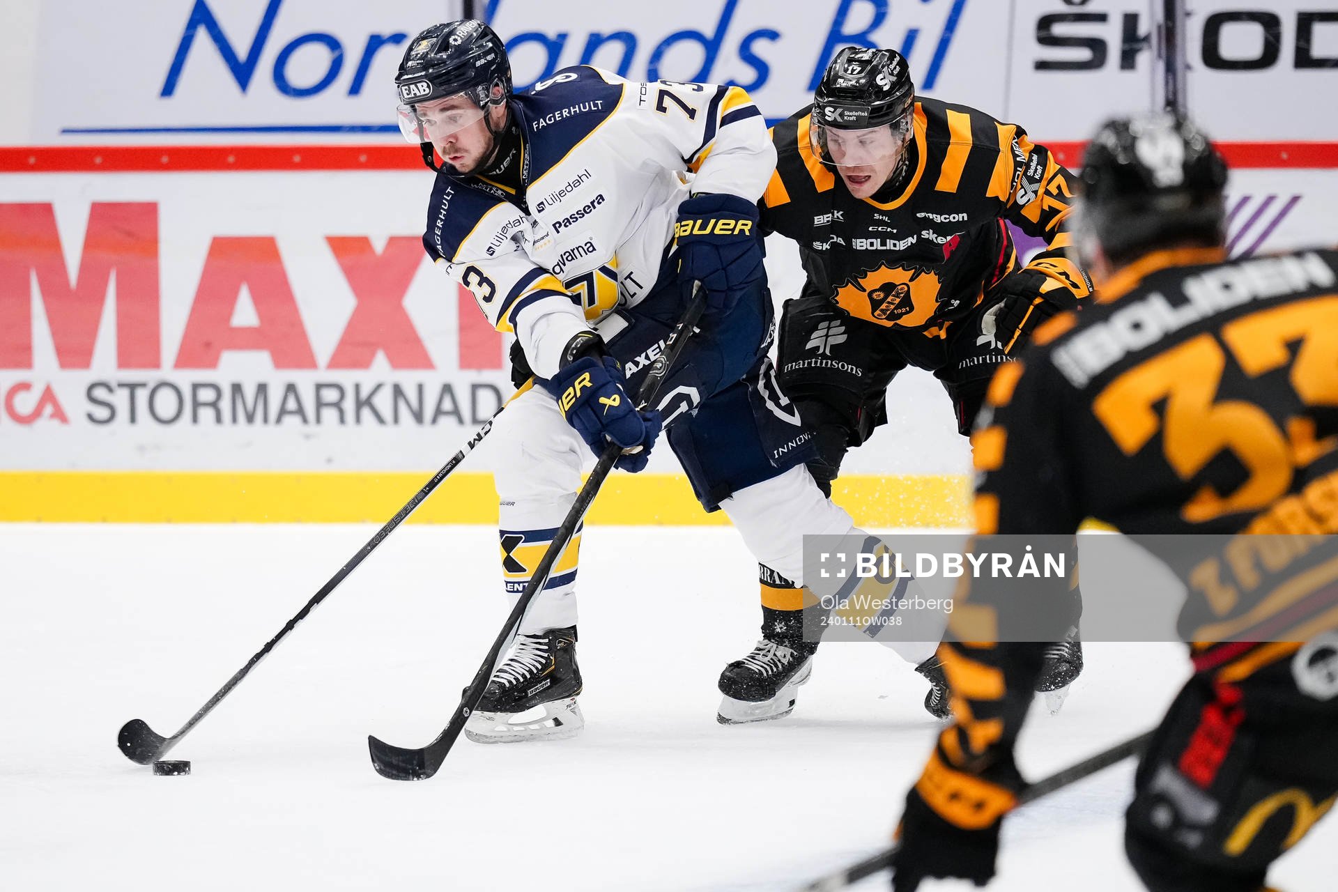 HV71s Nicholas Shore och Skellefteås Pär Lindholm