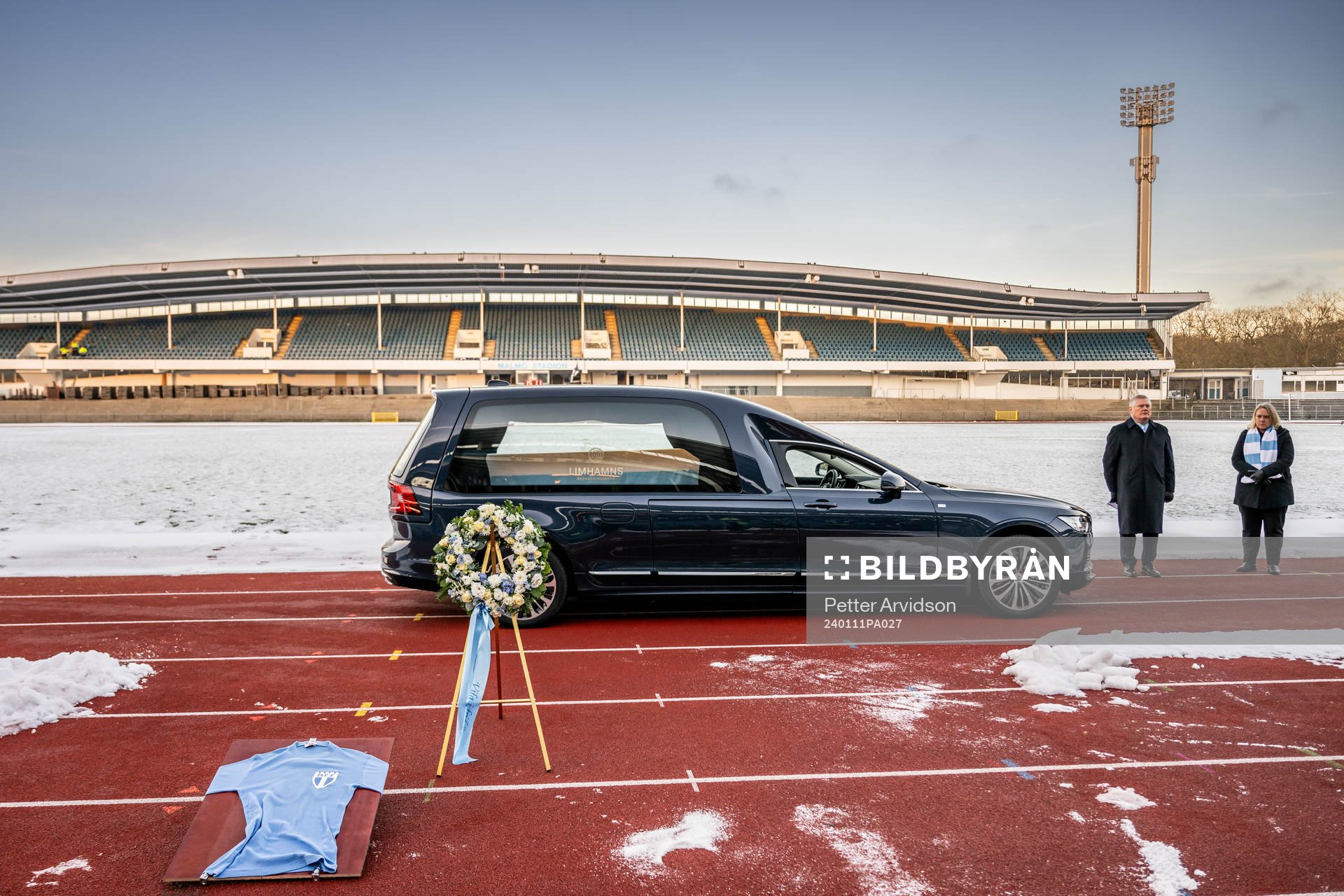 Malmö FFs ordförande Anders Pålsson och en begravningsbil med Bosse Larssons kista under en minnesceremoni för Bosse Larsson på Malmö Stadion den 11 januari 2024 i Malmö.
