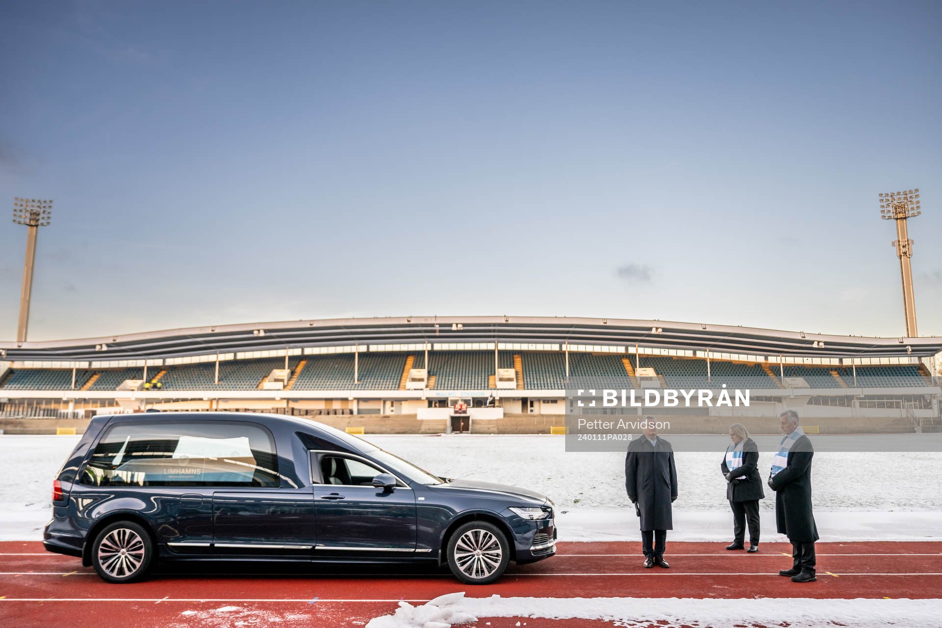 En begravningsbil med Bosse Larssons kista under en minnesceremoni för Bosse Larsson på Malmö Stadion den 11 januari 2024 i Malmö.