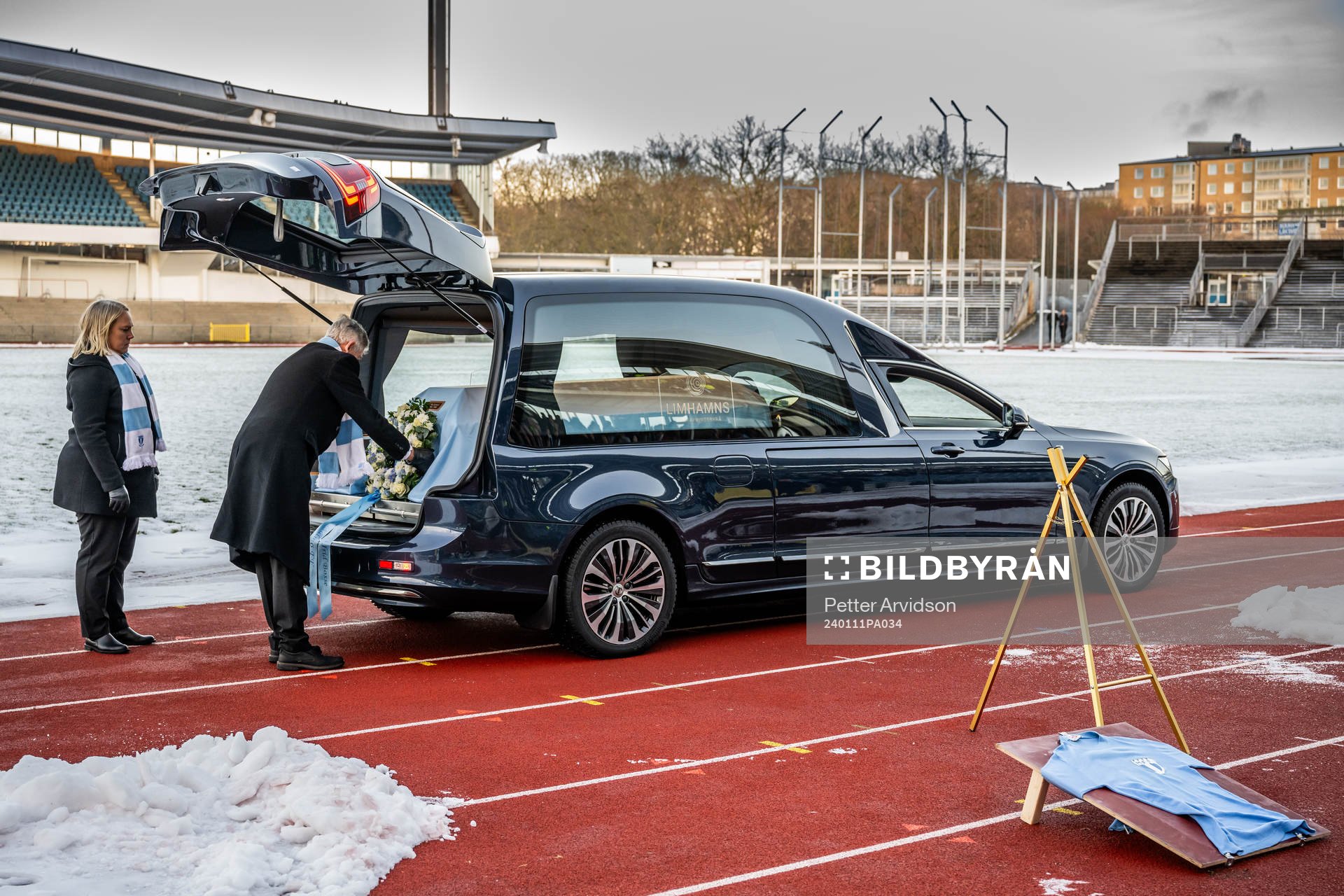 En begravningsbil med Bosse Larssons kista