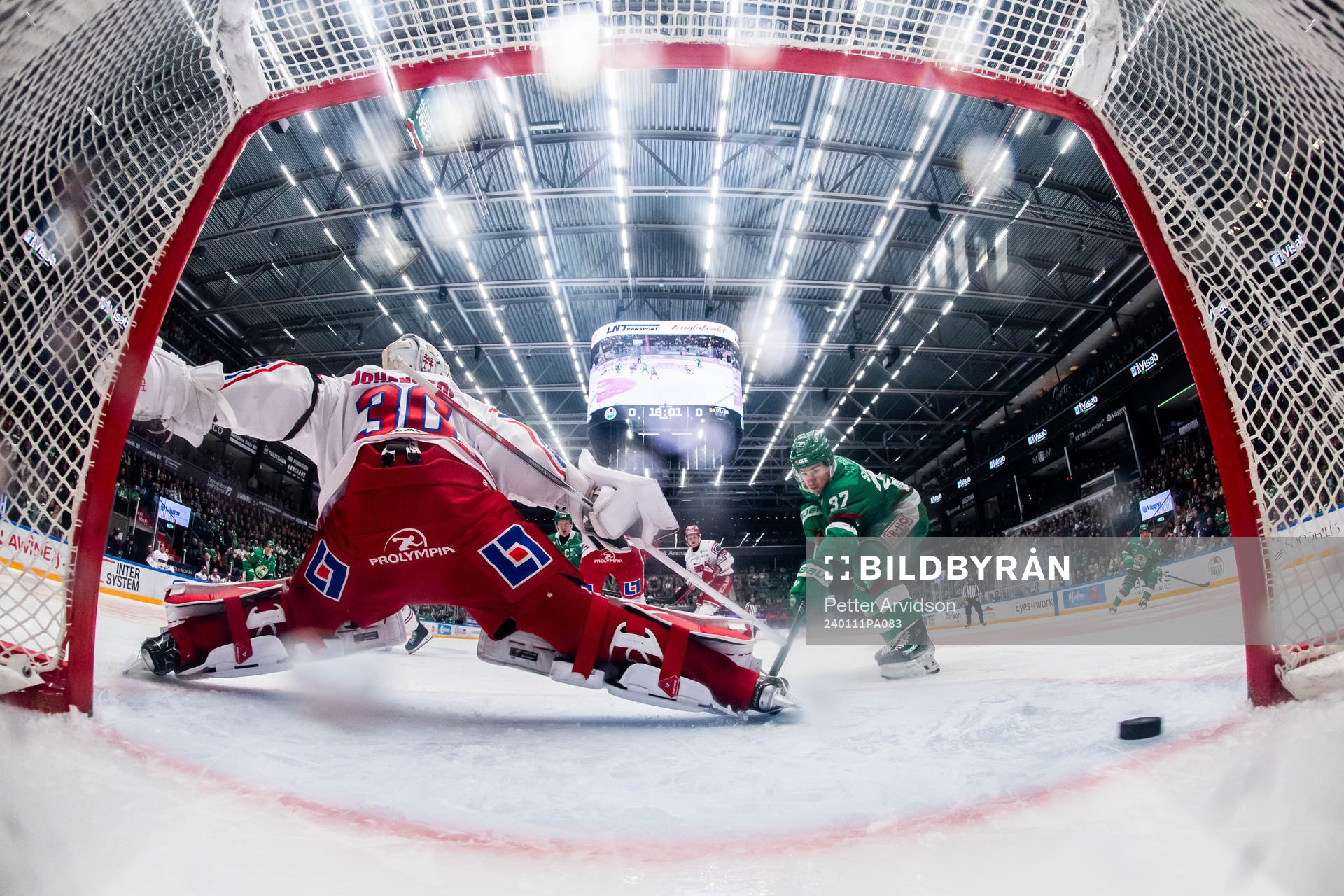 Rögles Albin Sundsvik gör 1-0 målet bakom Timrås