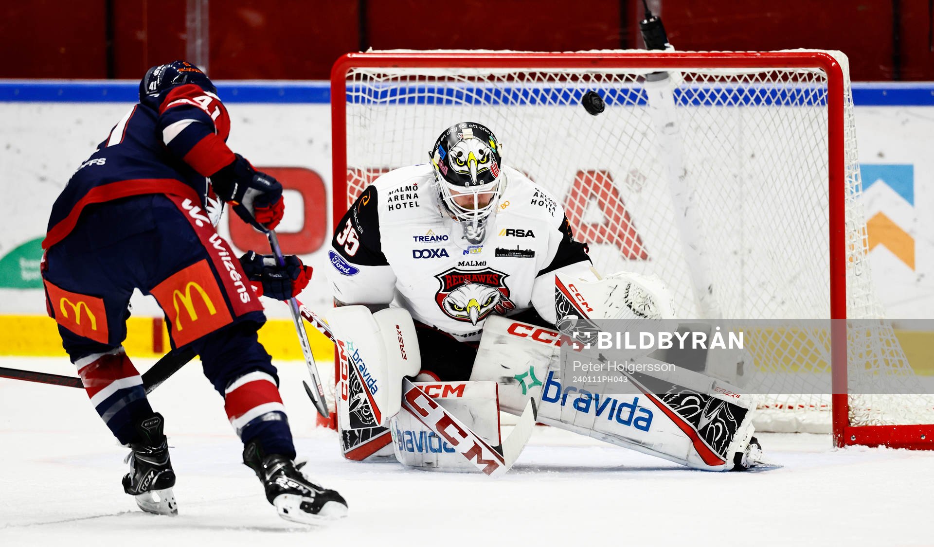 Linköpings Broc Little och Malmö Redhawks målvakt Adam