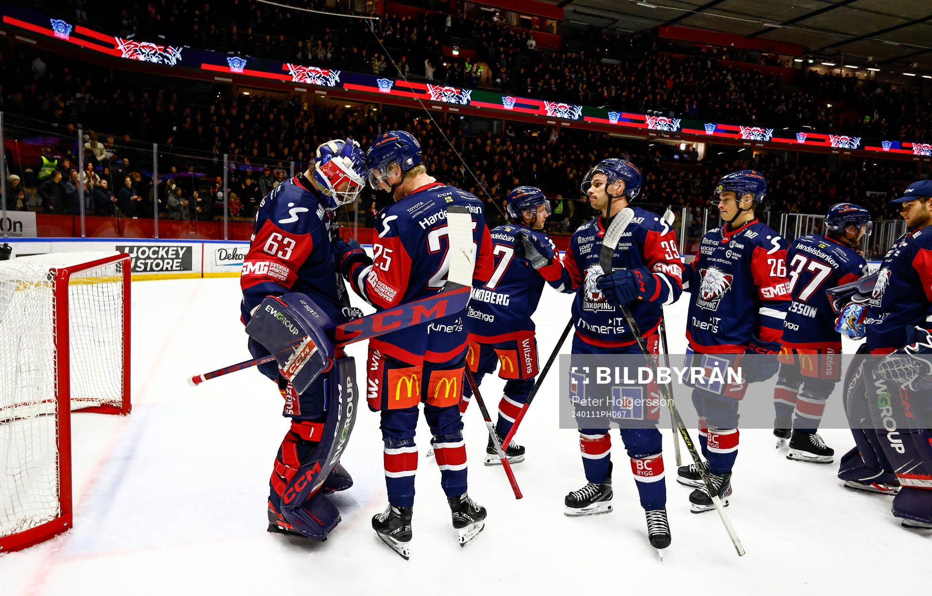 Linköpings Filip Bystedt  jublar och tackar målvakt