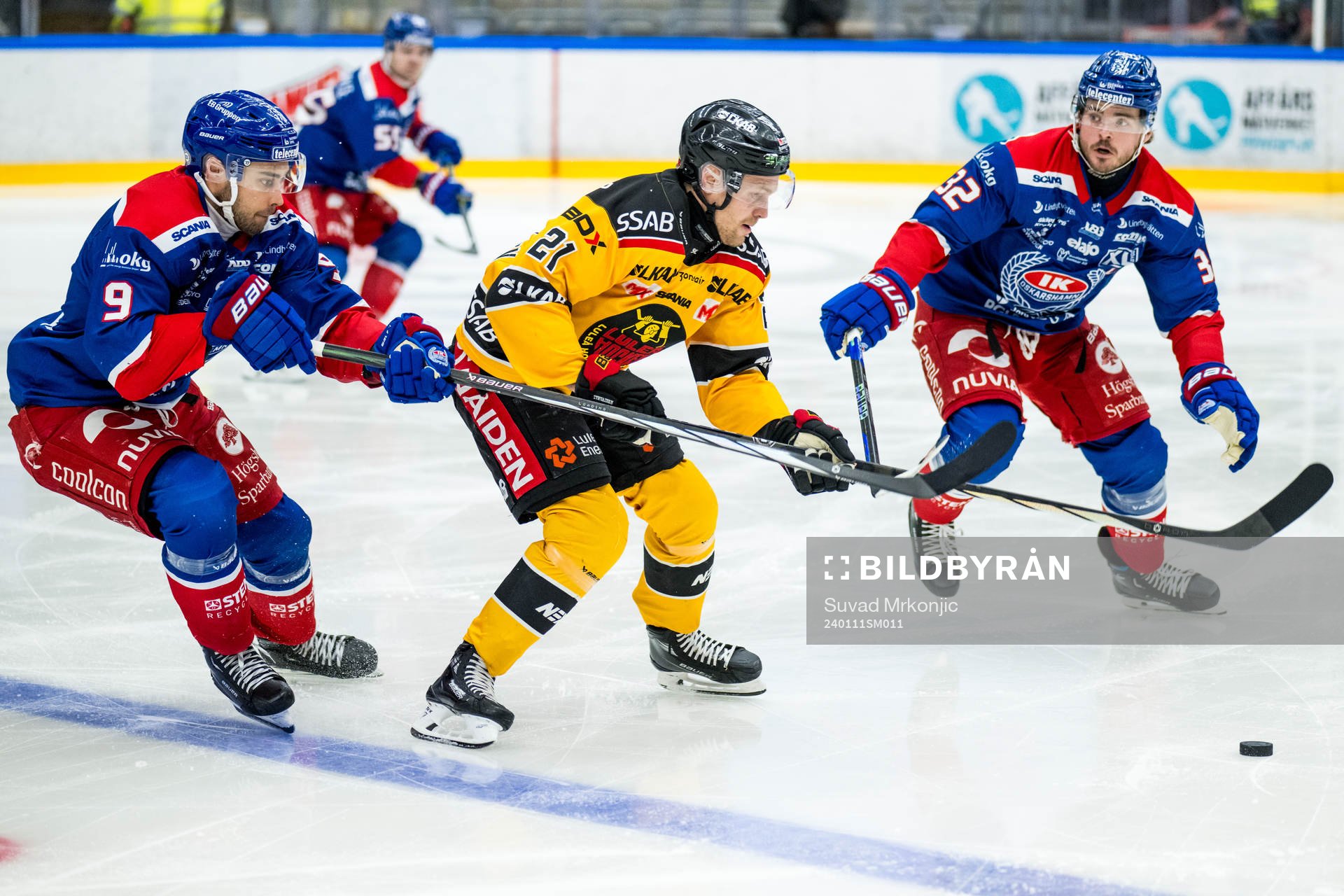 Luleås Juhani Tyrväinen i en kamp mot Oskarshamns Ahti