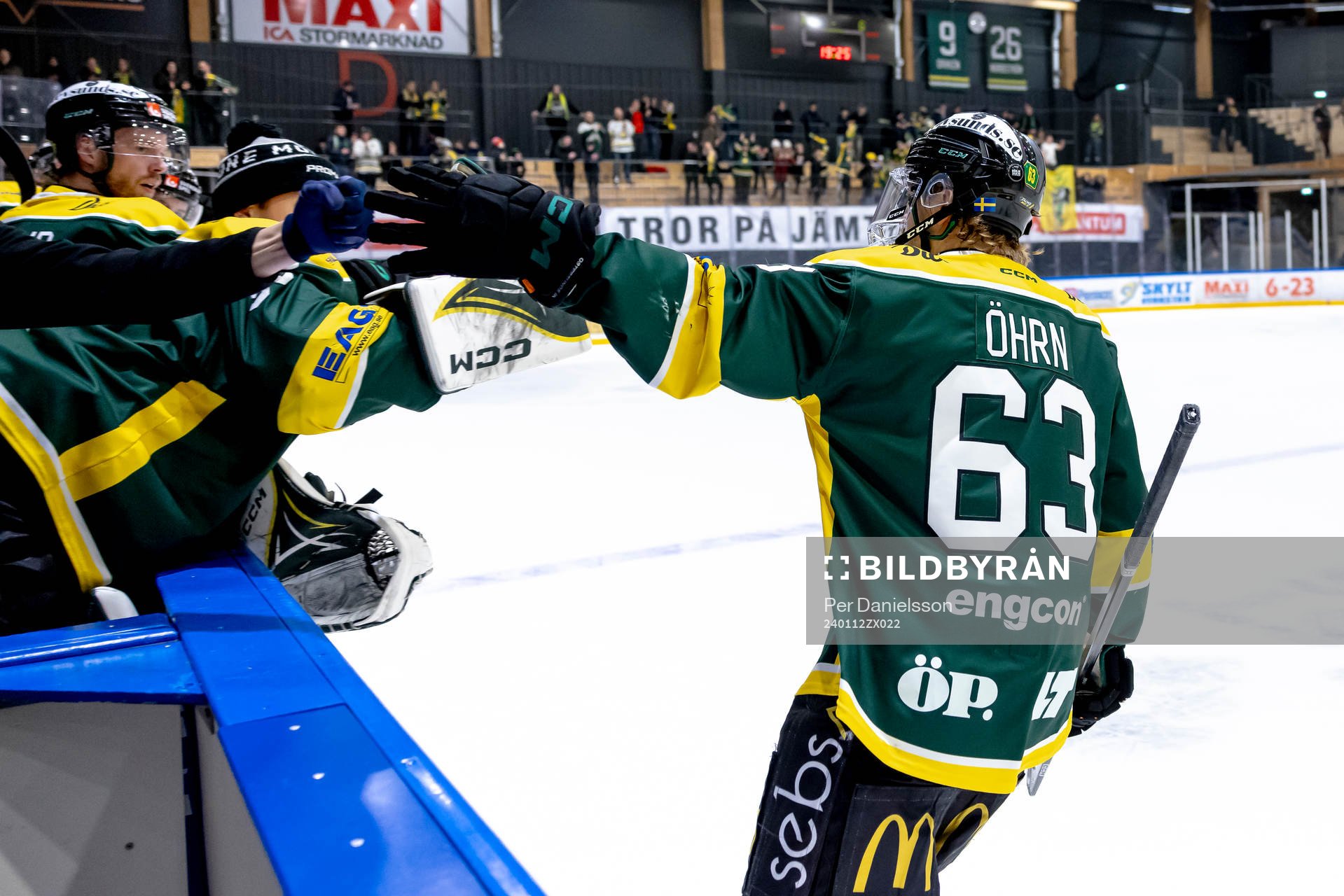 Östersunds Daniel Öhrn jublar