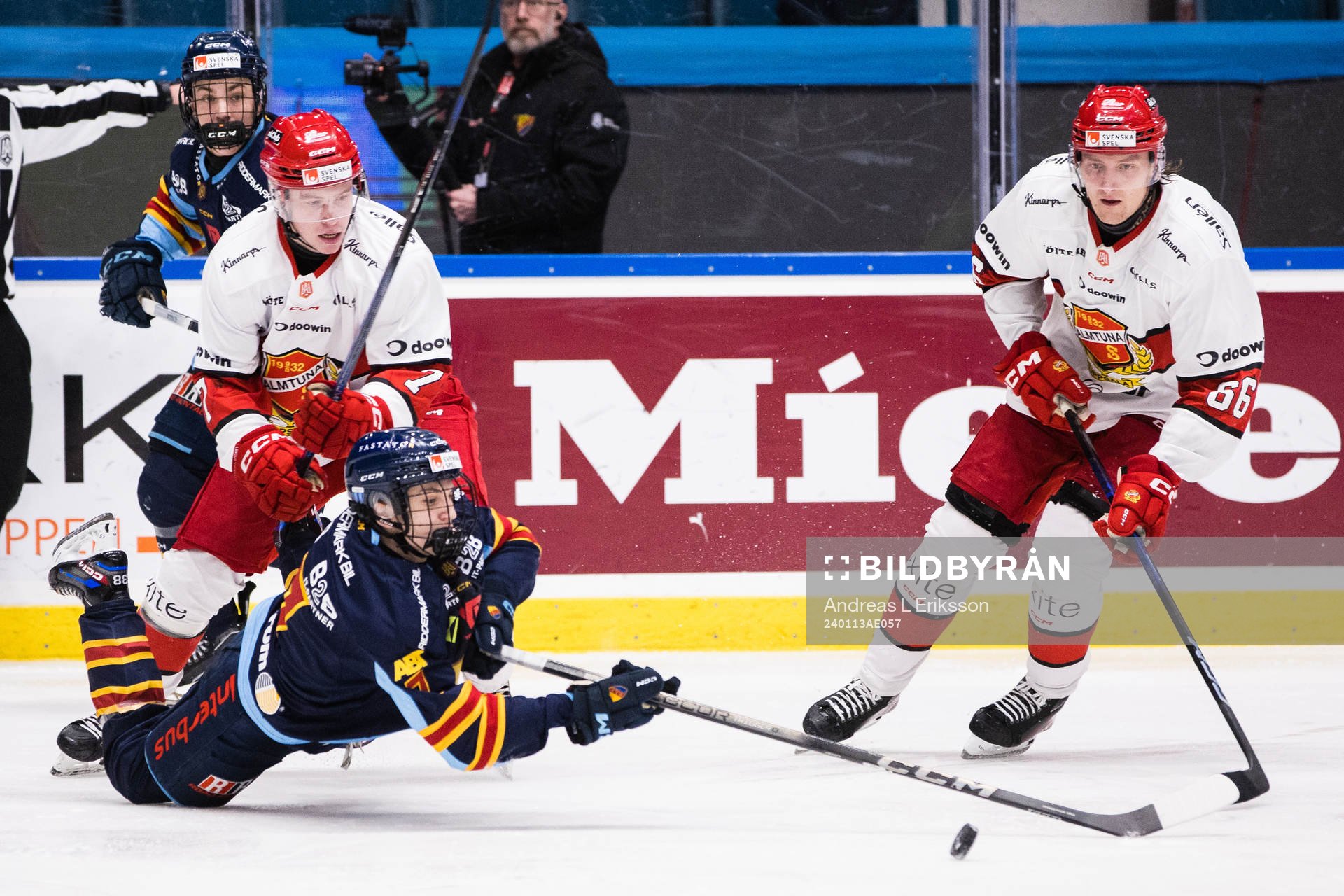 Djurgårdens Victor Eklund får iväg pucken från Almtunas