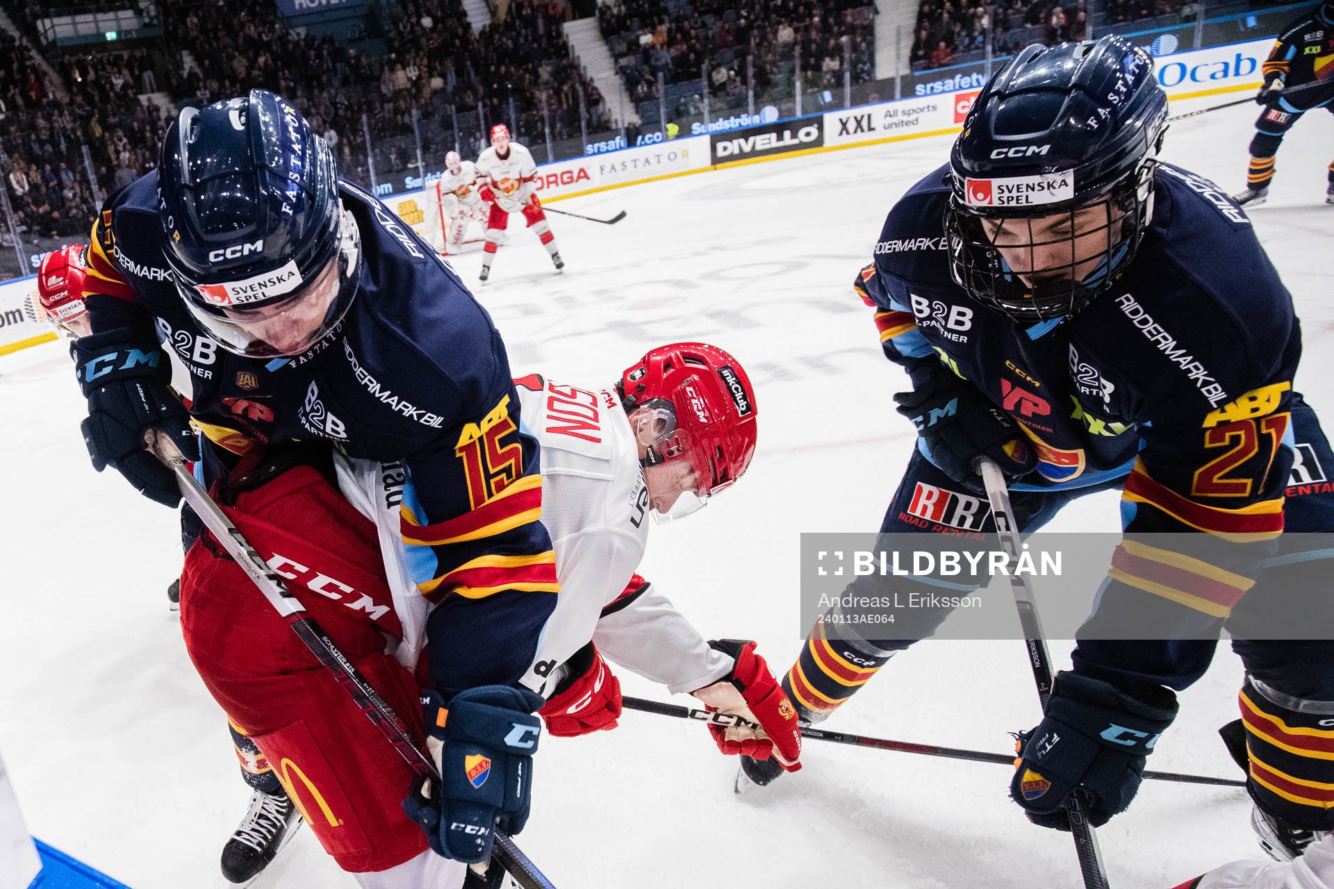 Djurgårdens Frederik Schlyter och Linus Eriksson i kamp om