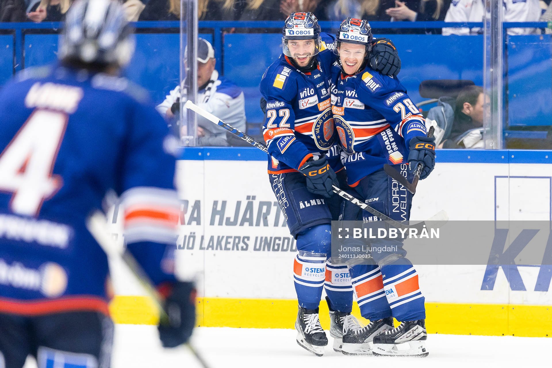 Växjös Tobias Rieder och Hugo Gustafsson jublar