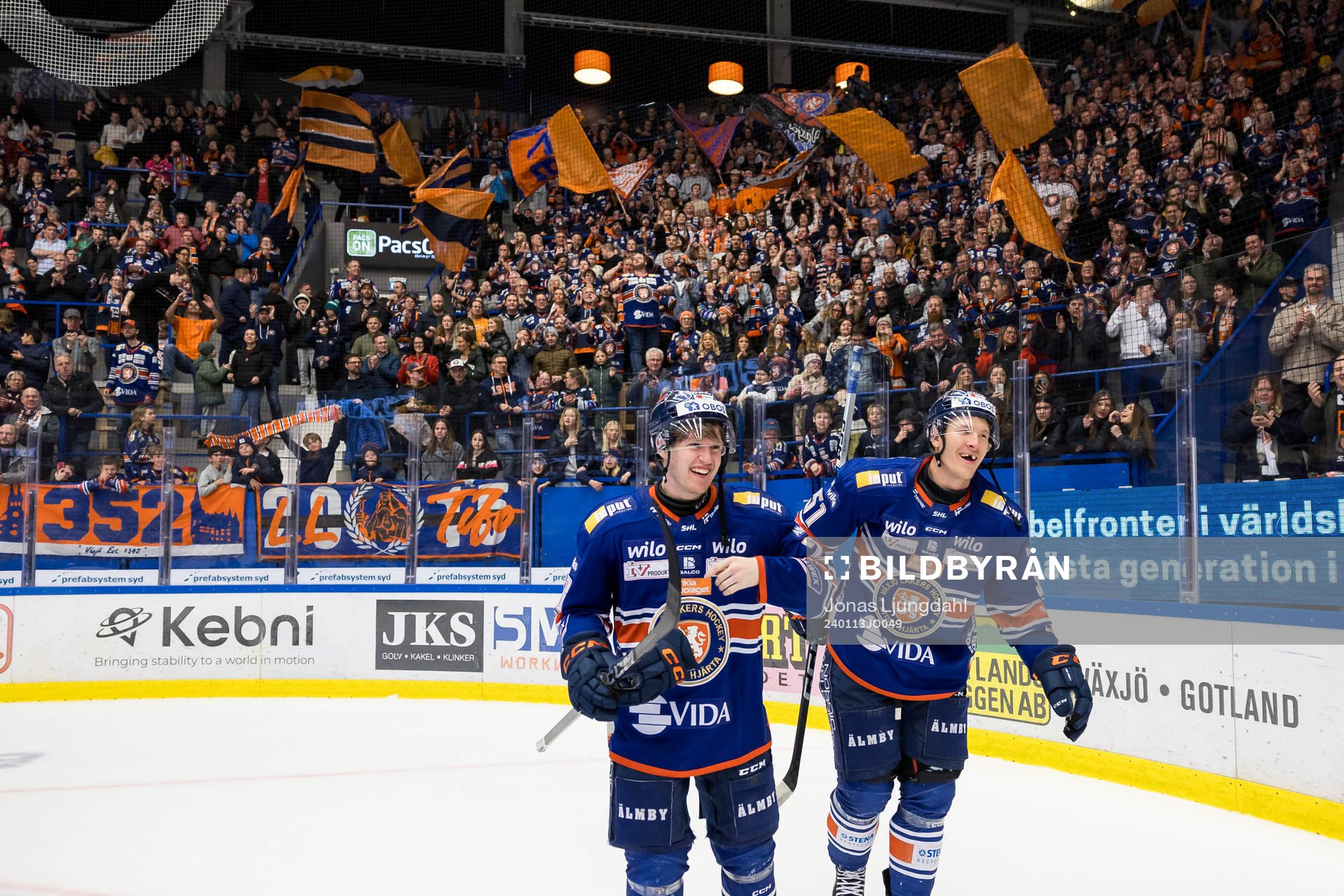 Växjös Hugo Gustafsson och Emil Sylvegård jublar mot
